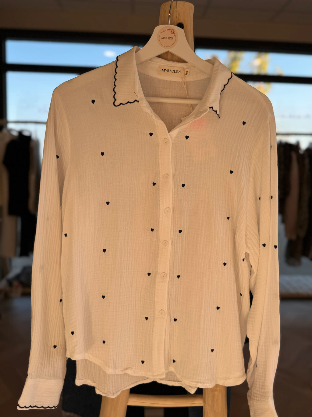 Chemise blanche à coeurs bleu marine