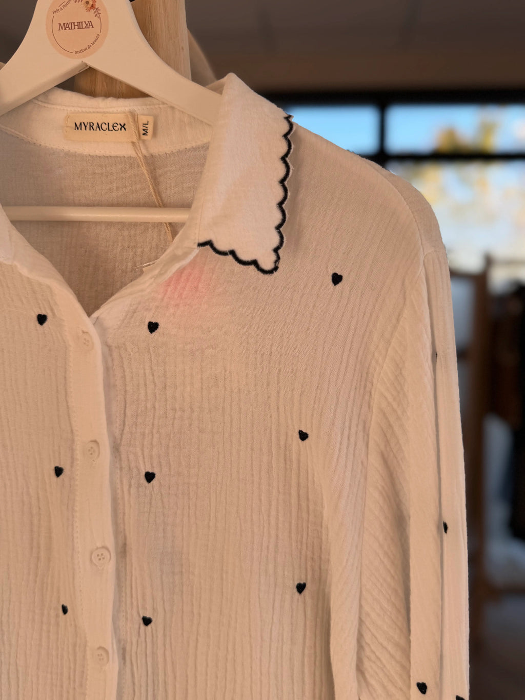 Chemise blanche à coeurs bleu marine