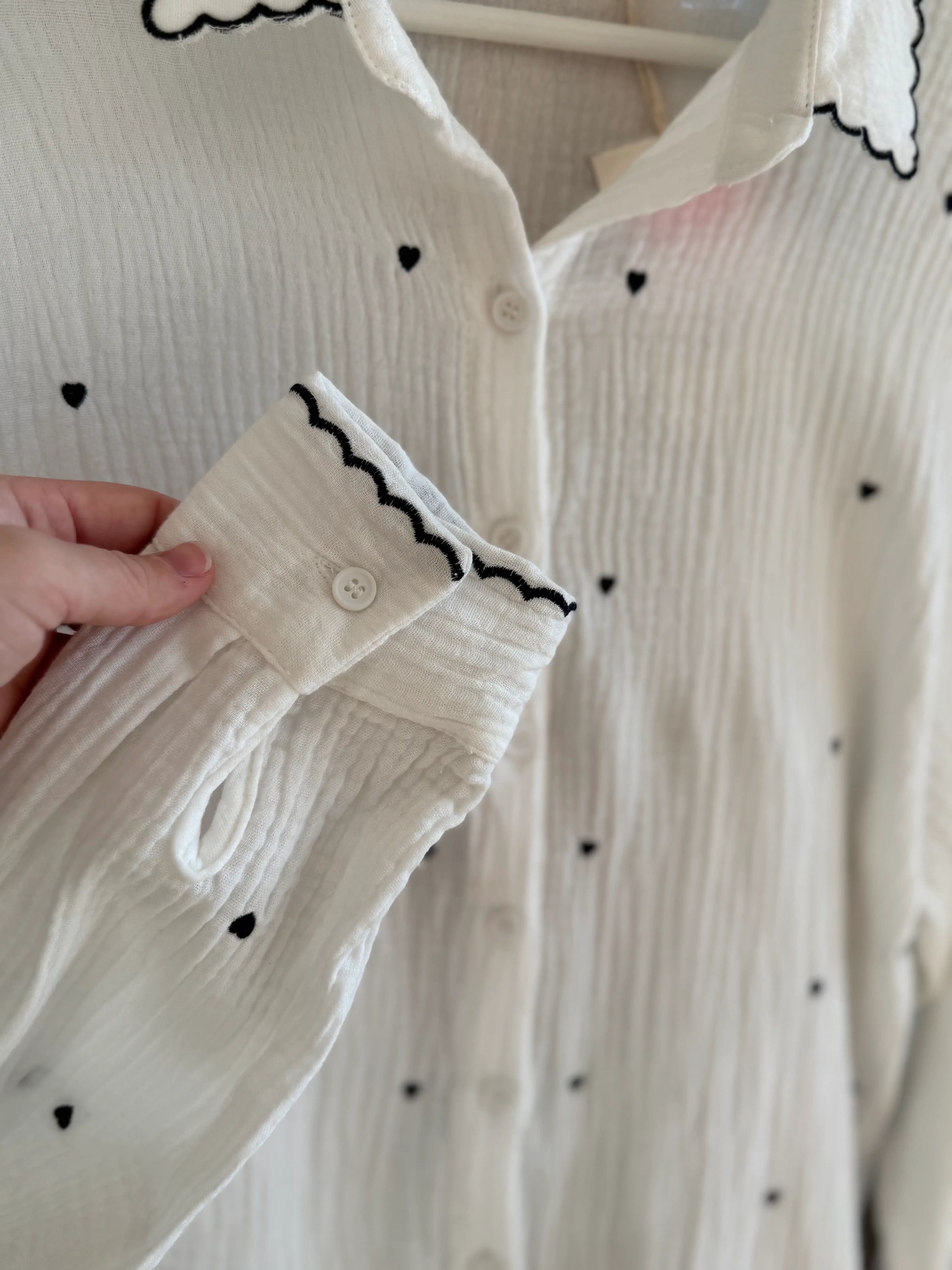 Chemise blanche à coeurs bleu marine