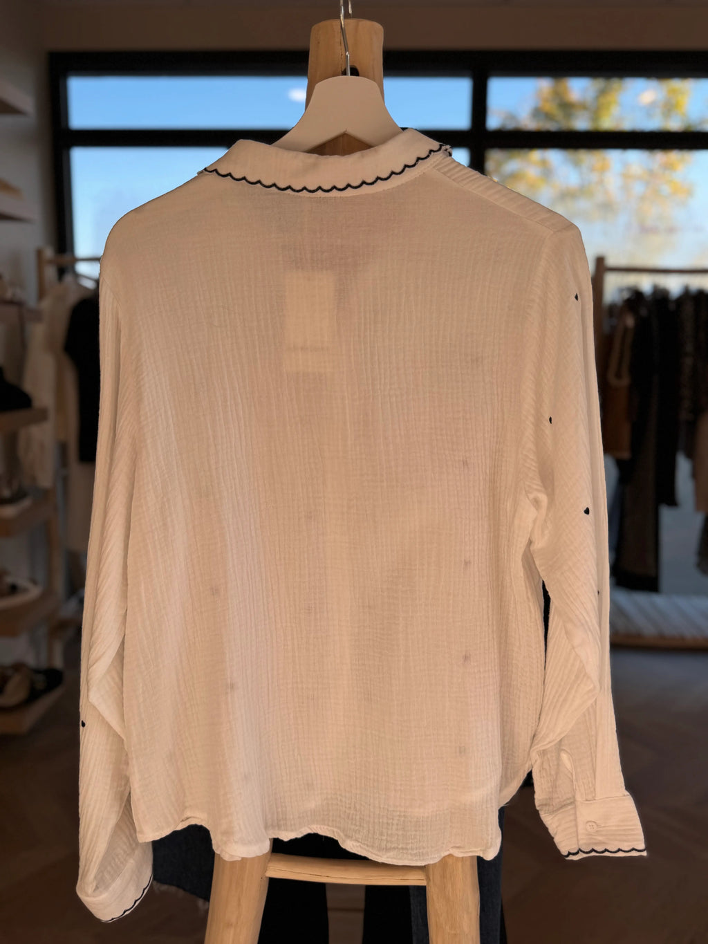 Chemise blanche à coeurs bleu marine