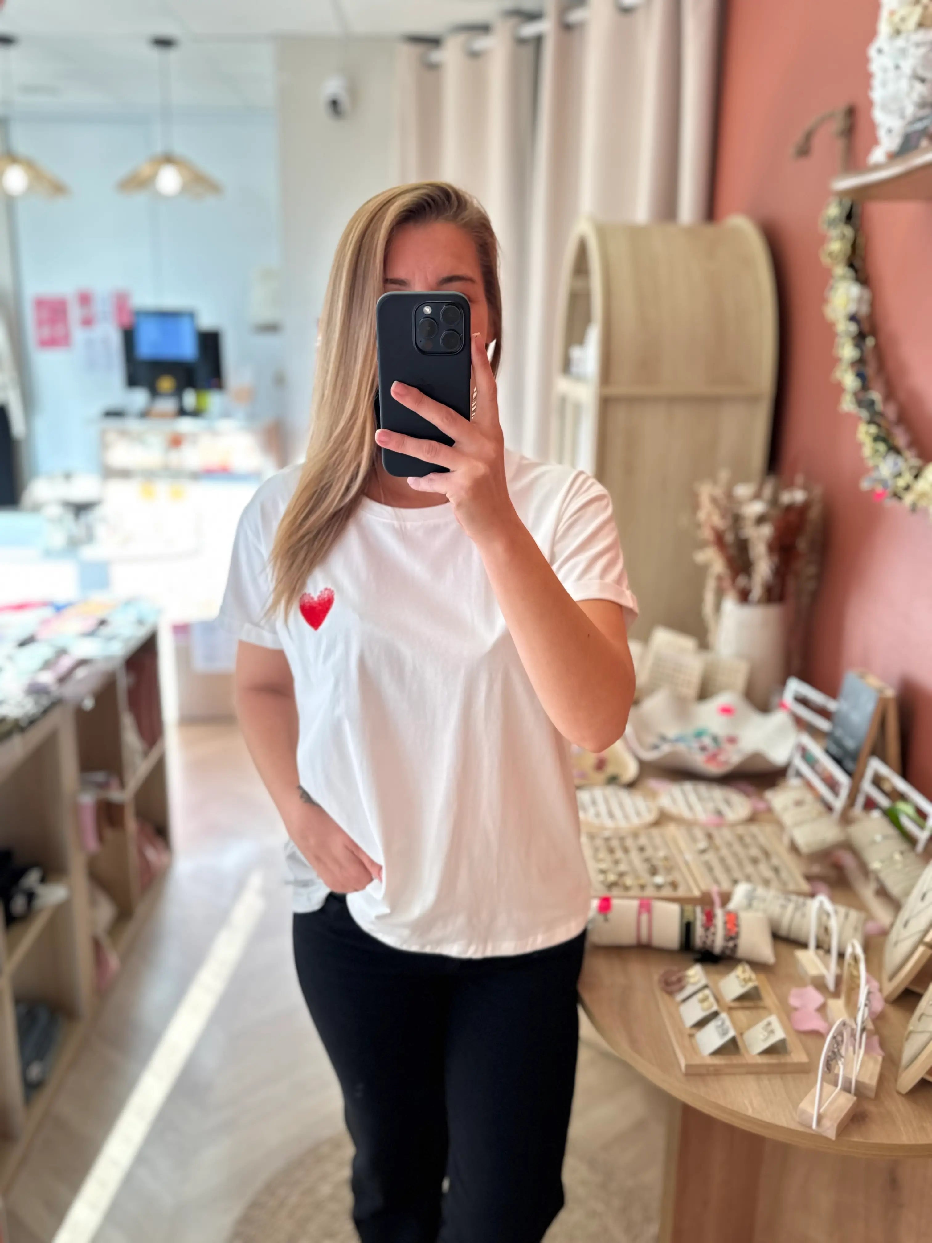 T-shirt blanc à coeur rouge brodé