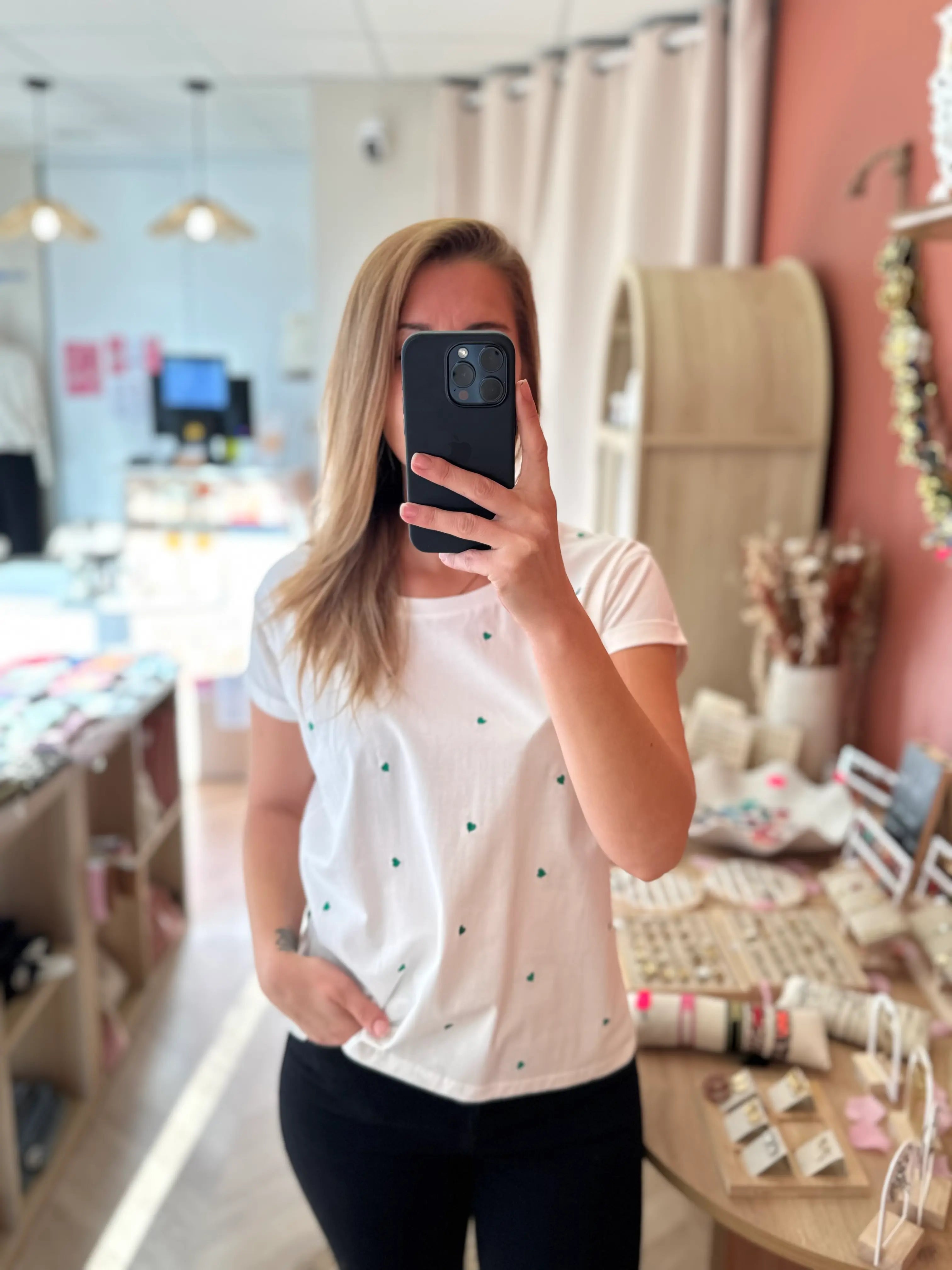 T-shirt blanc à petits coeurs verts brodés