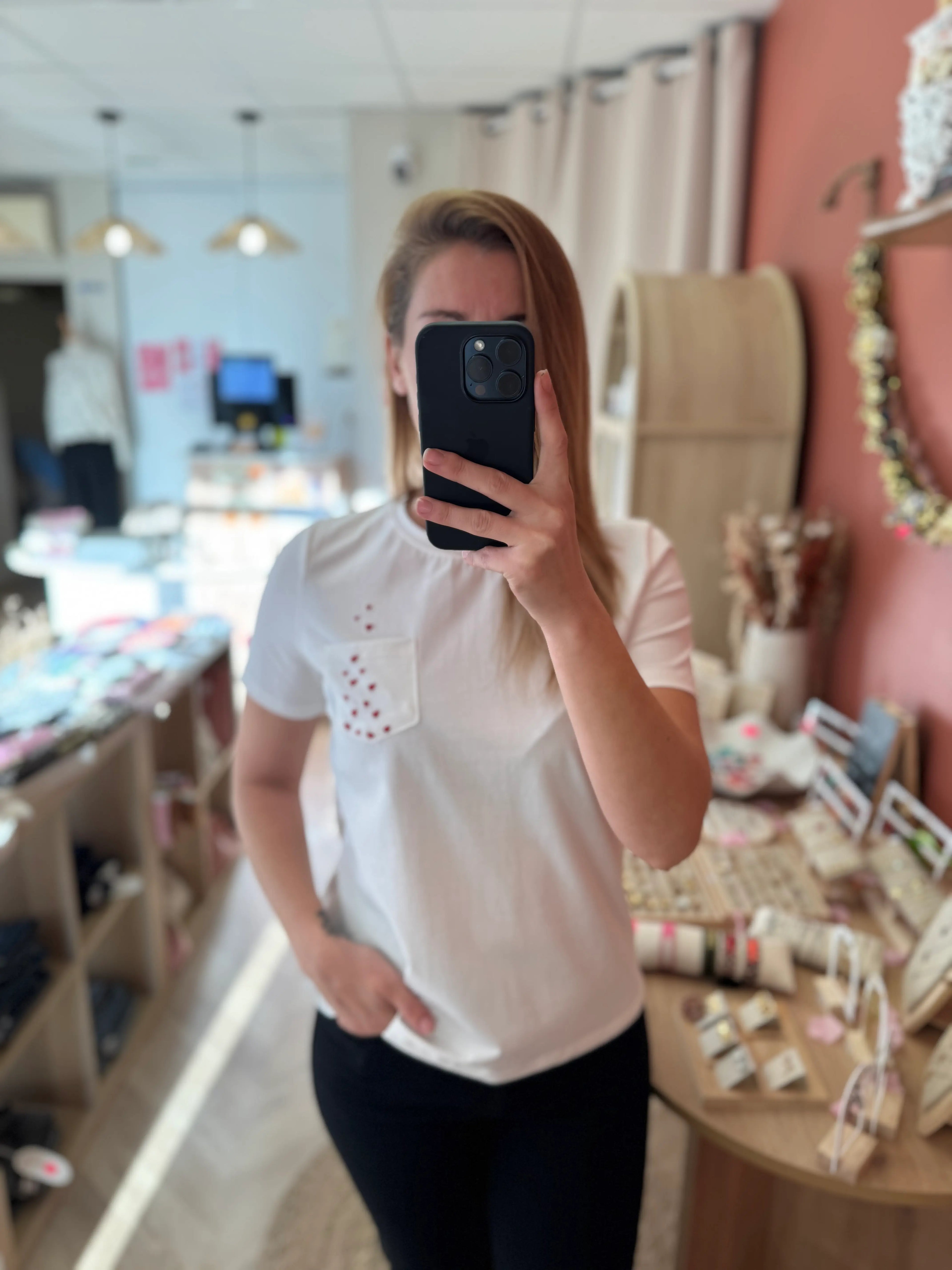 T-shirt à coeurs rouges