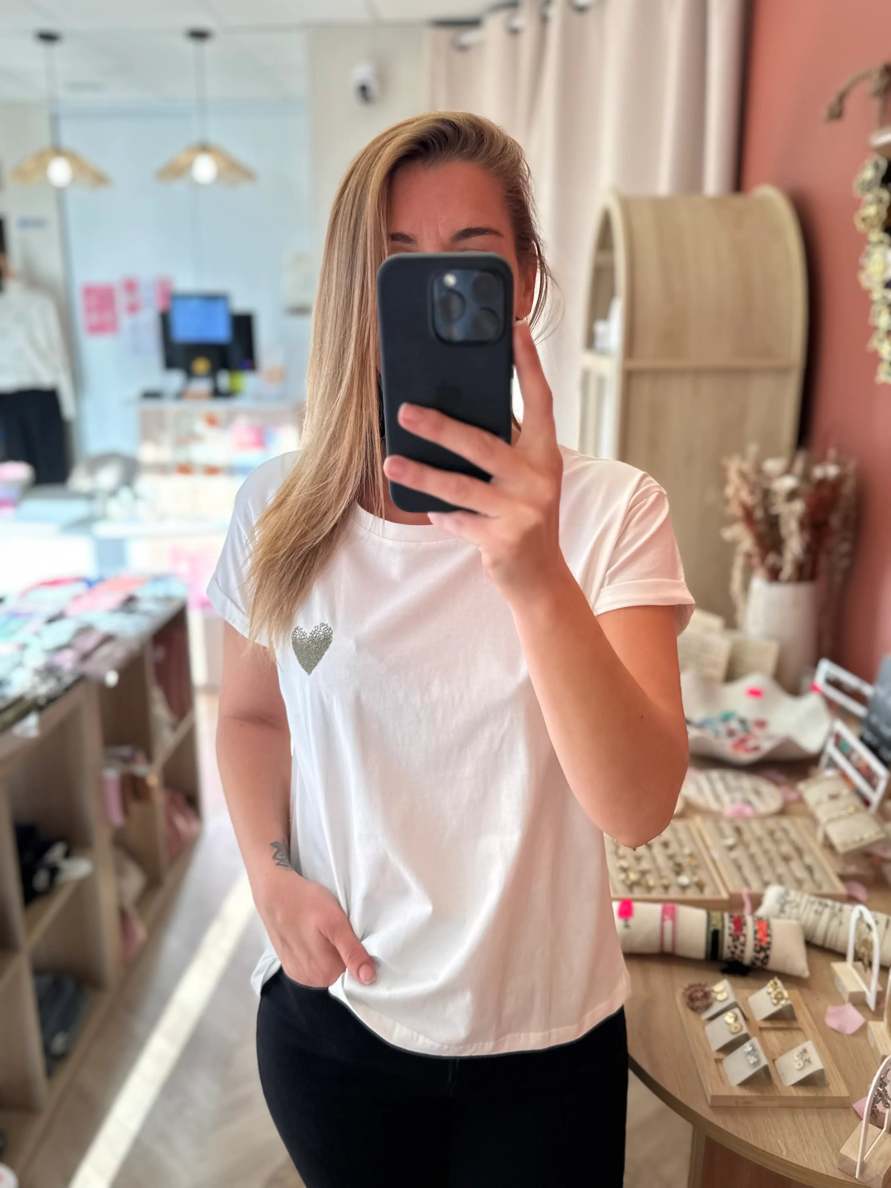 T-shirt blanc à coeur vert brodé