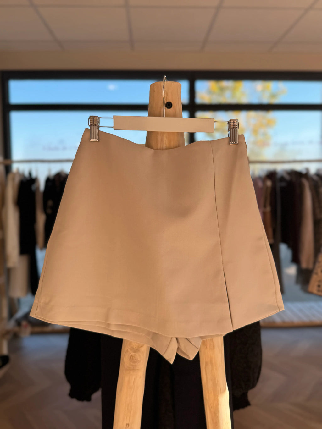 Jupe-short crème élégante