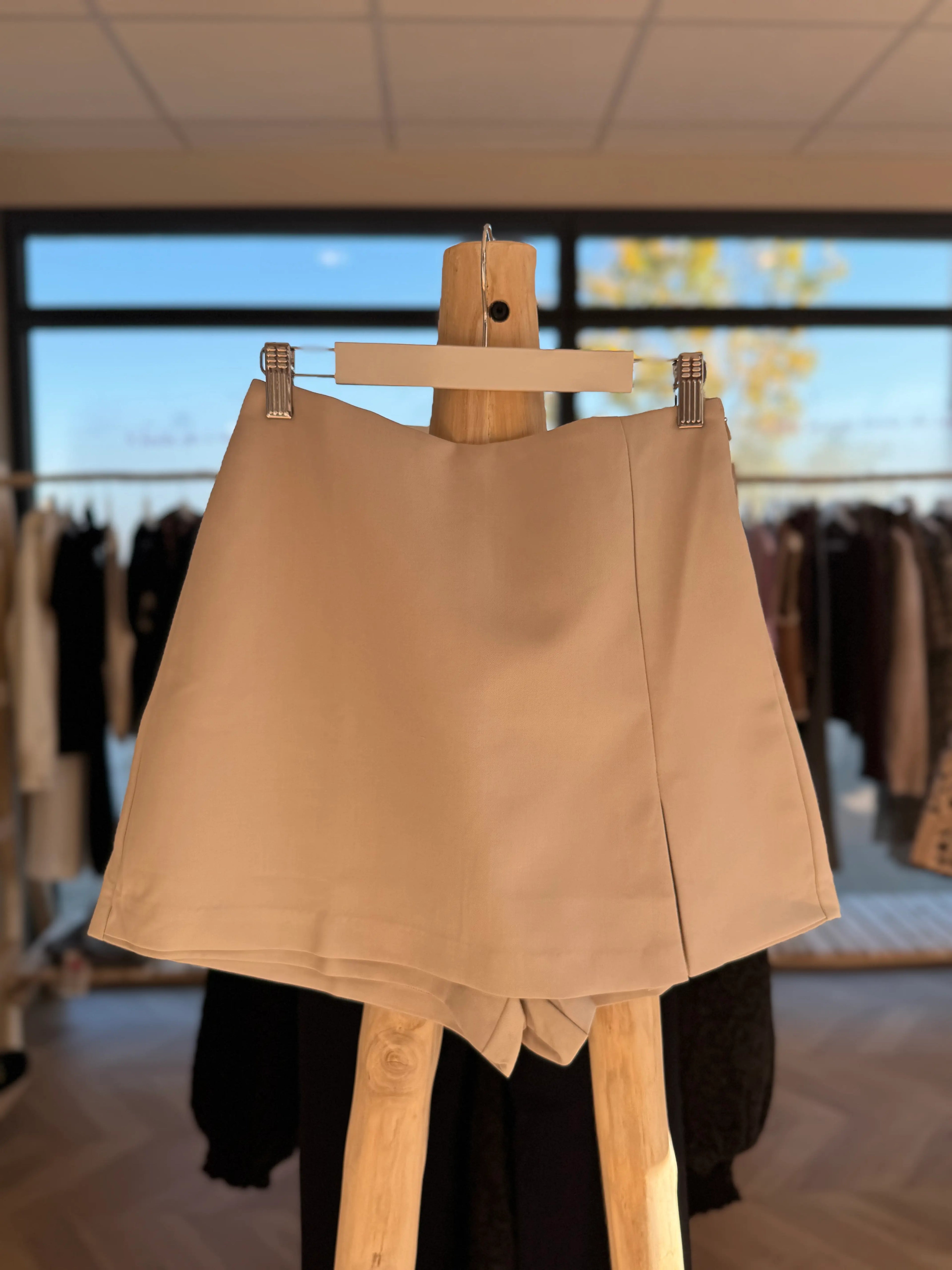 Jupe-short crème élégante