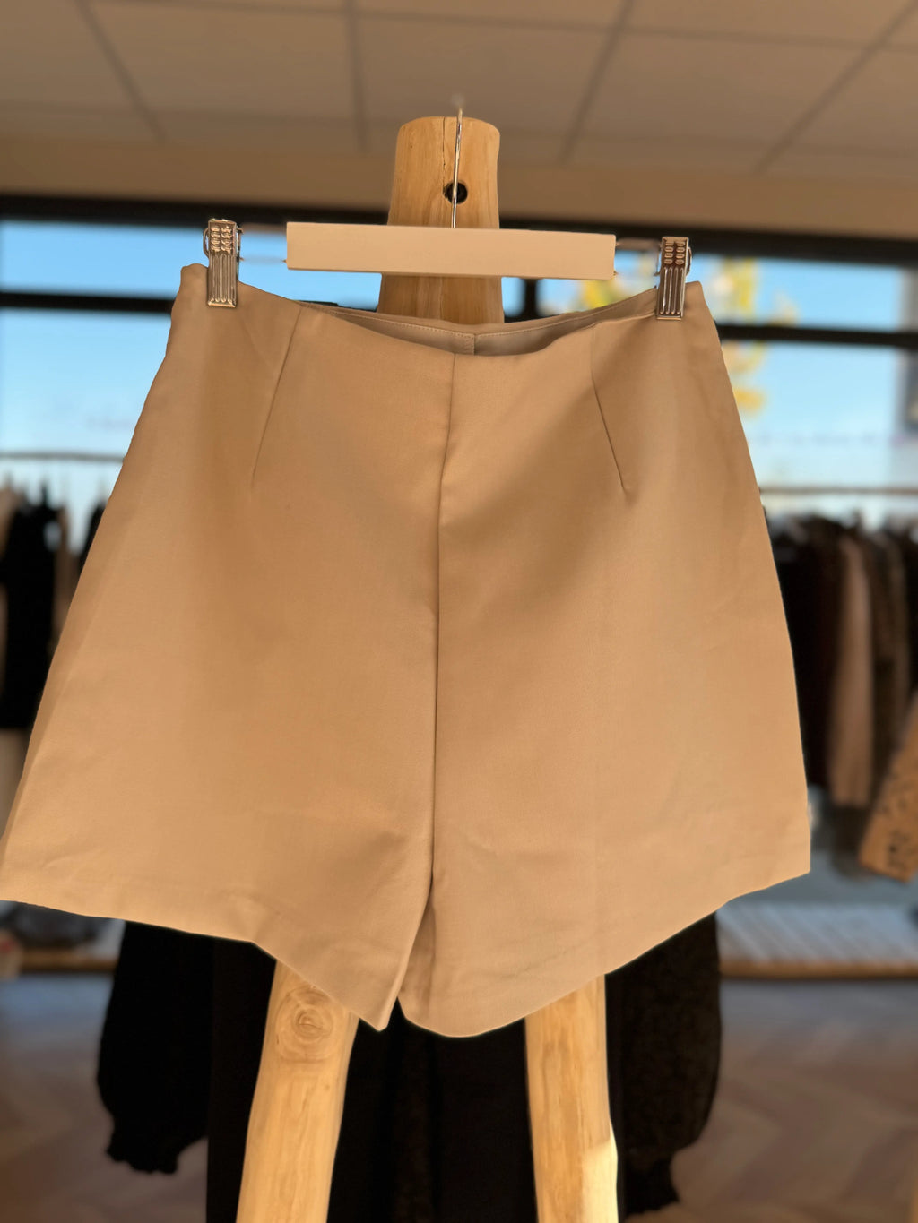 Jupe-short crème élégante