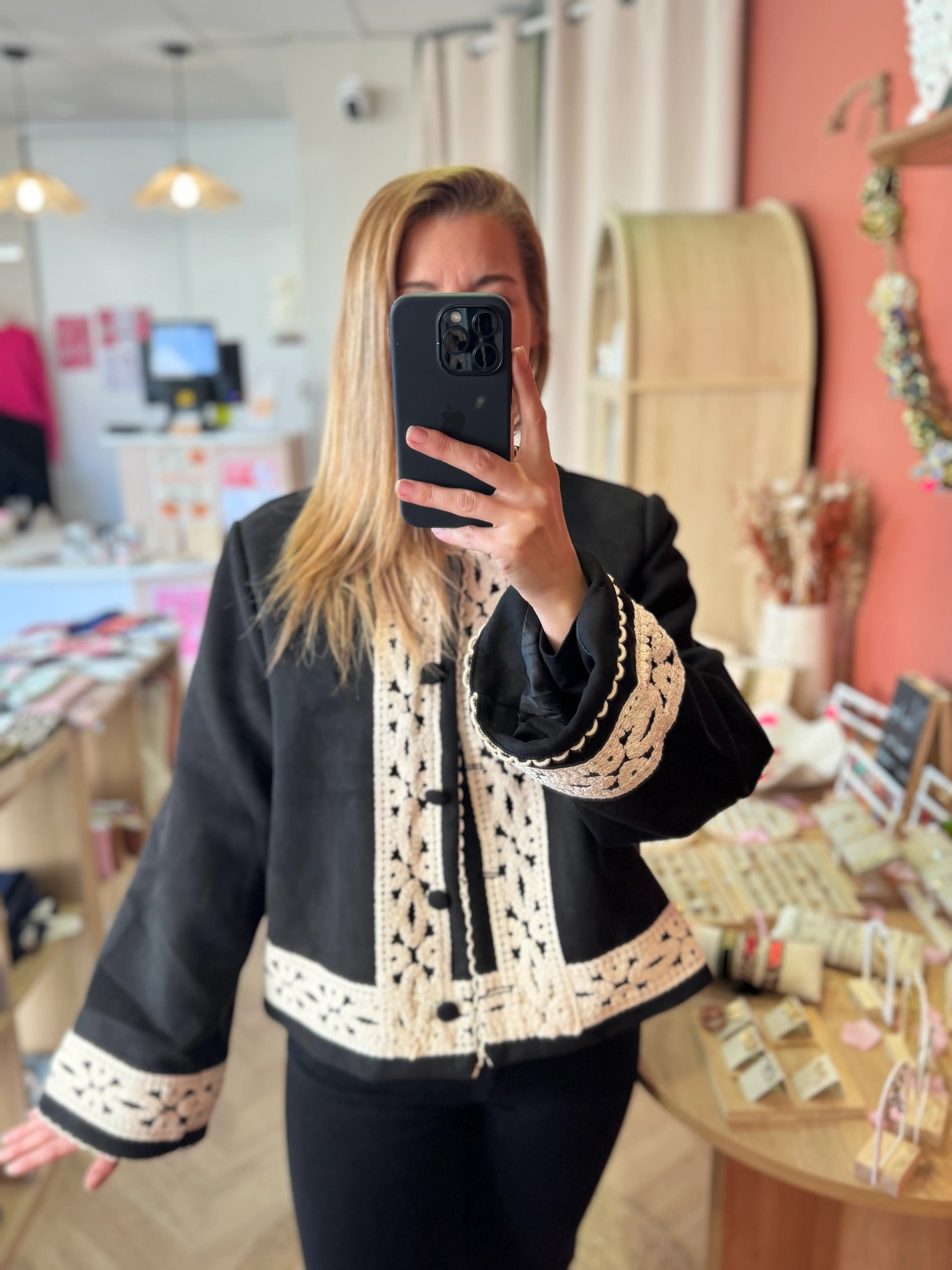 Veste noire brodée en crochet