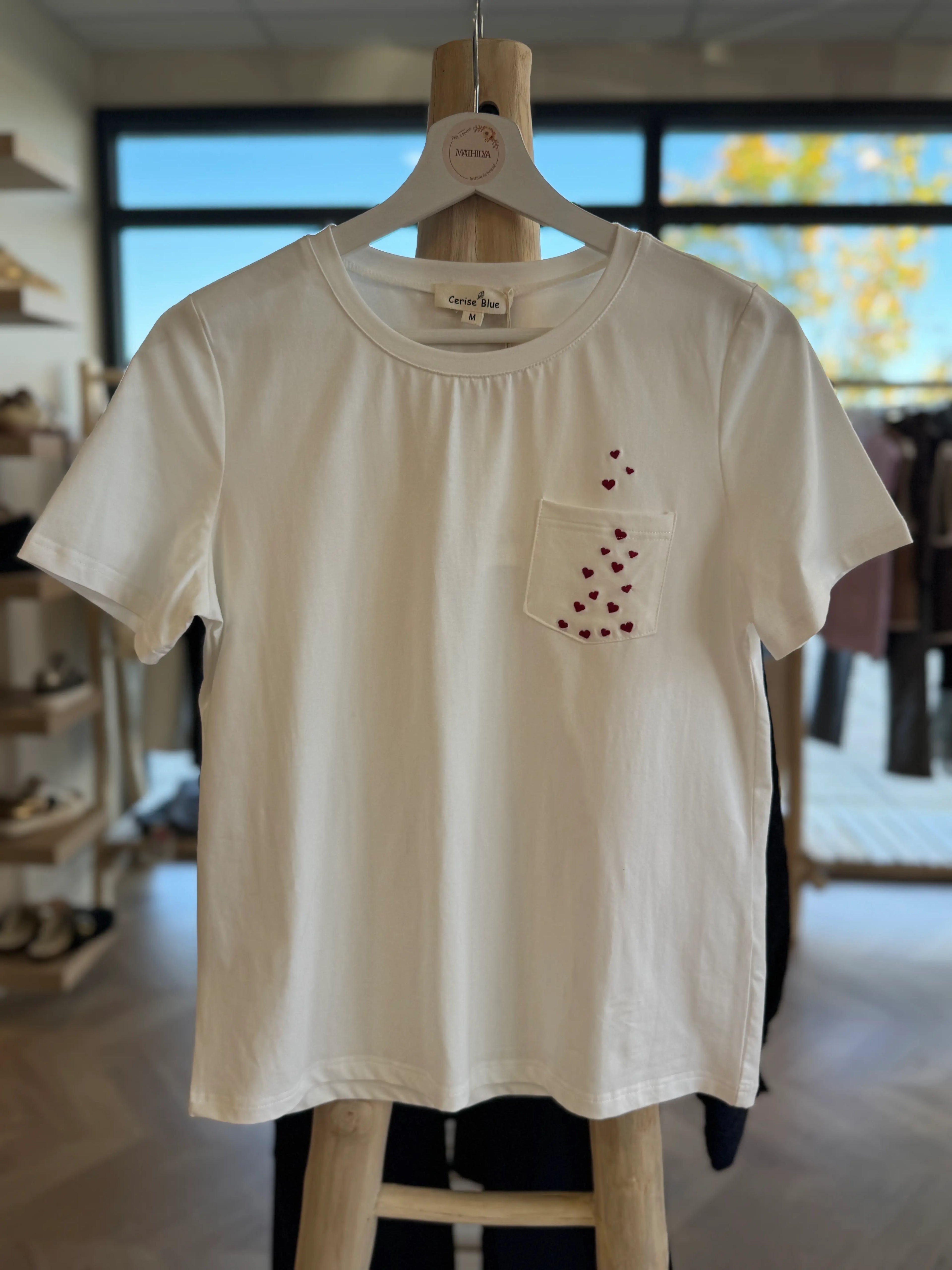 T-shirt à coeurs rouges