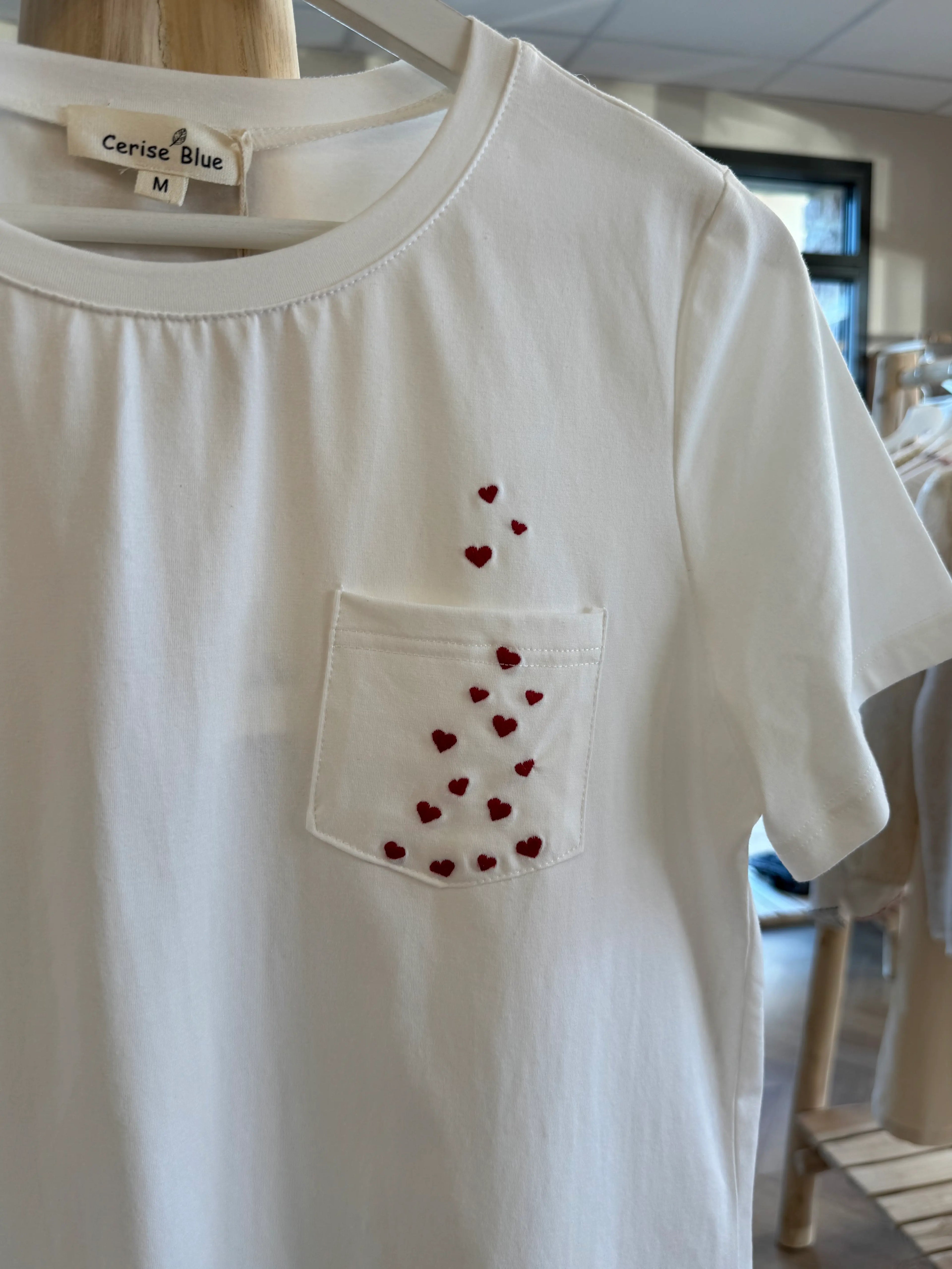 T-shirt à coeurs rouges