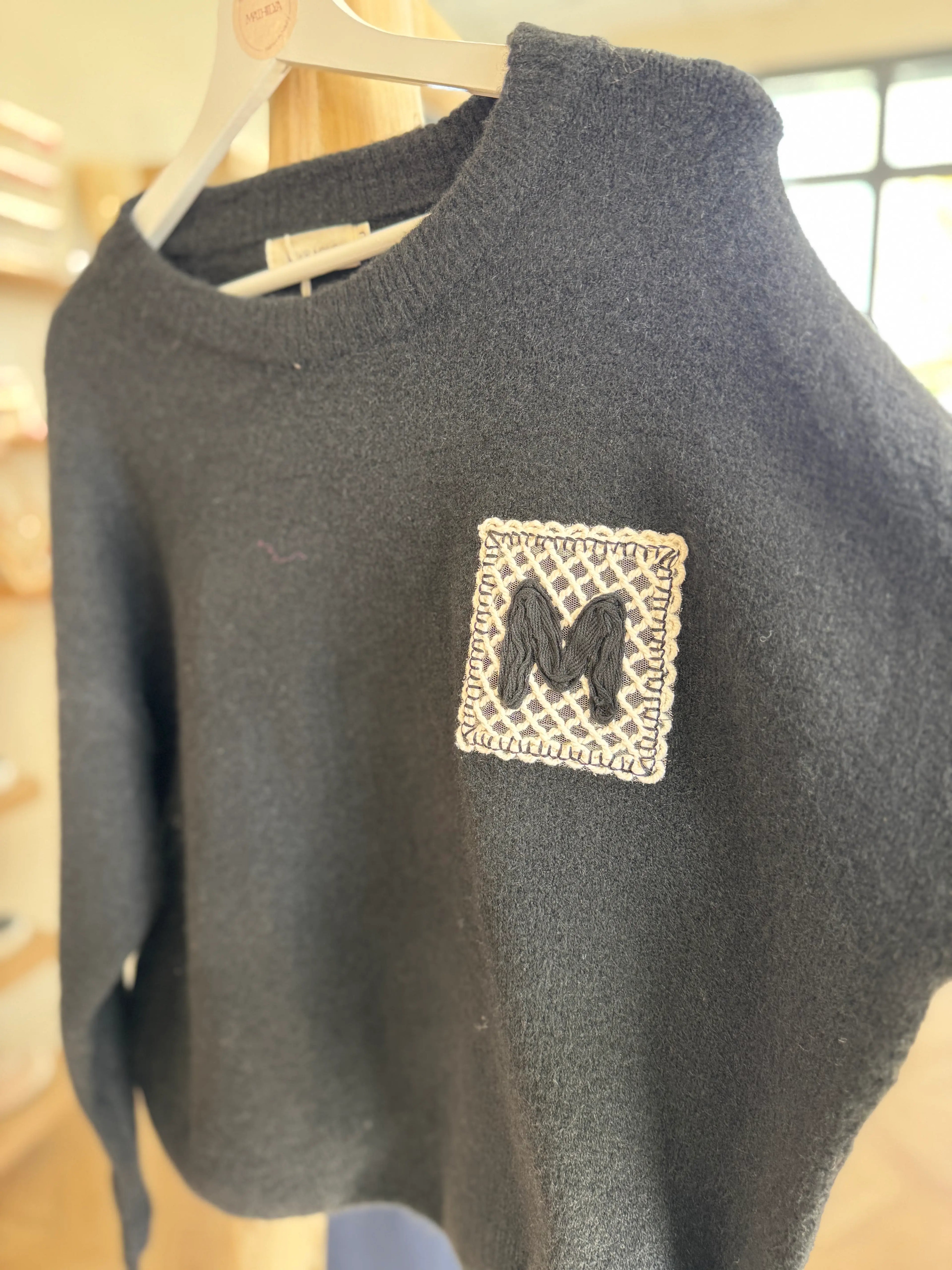 Pull noir "M" brodé