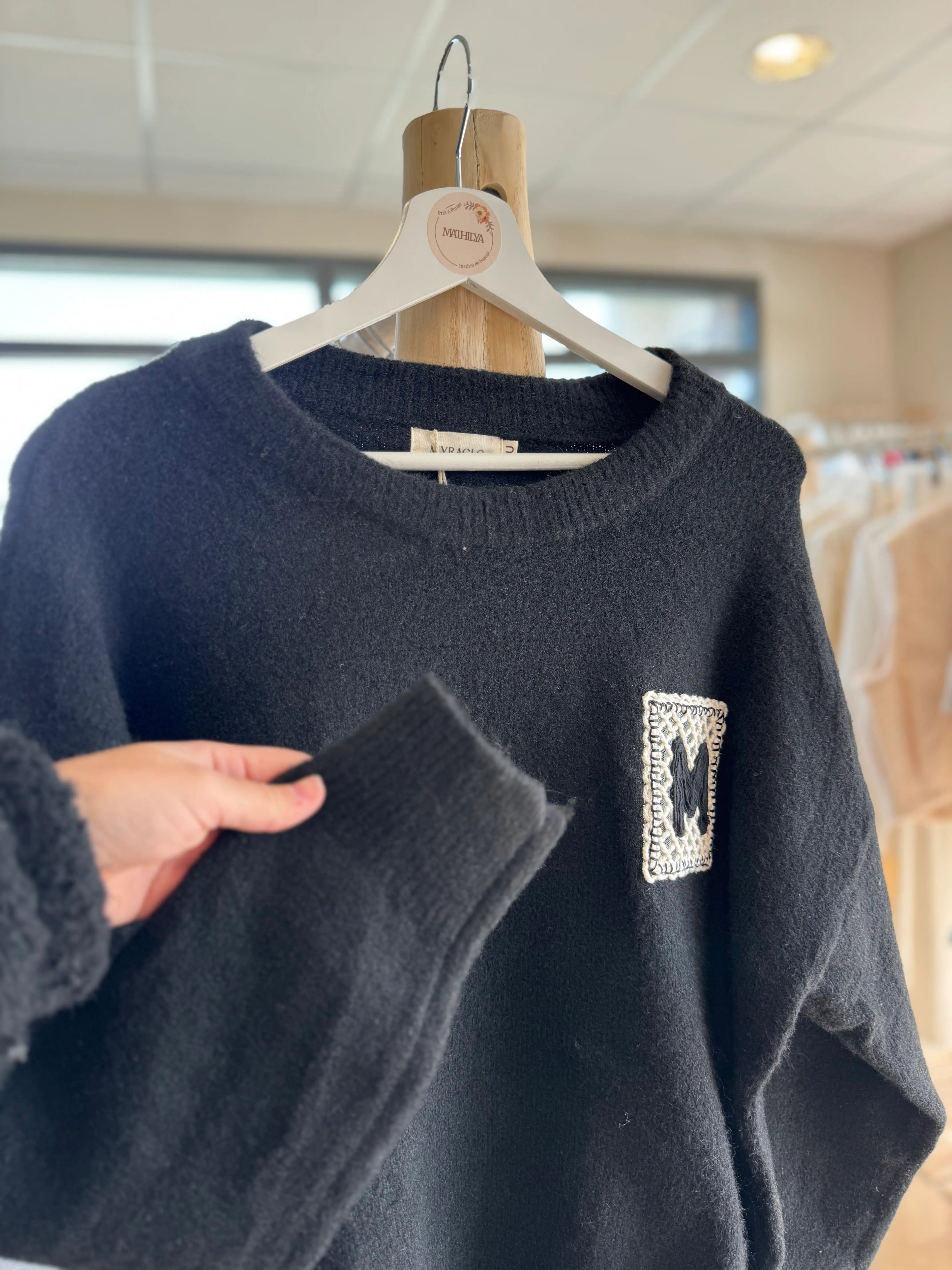 Pull noir "M" brodé