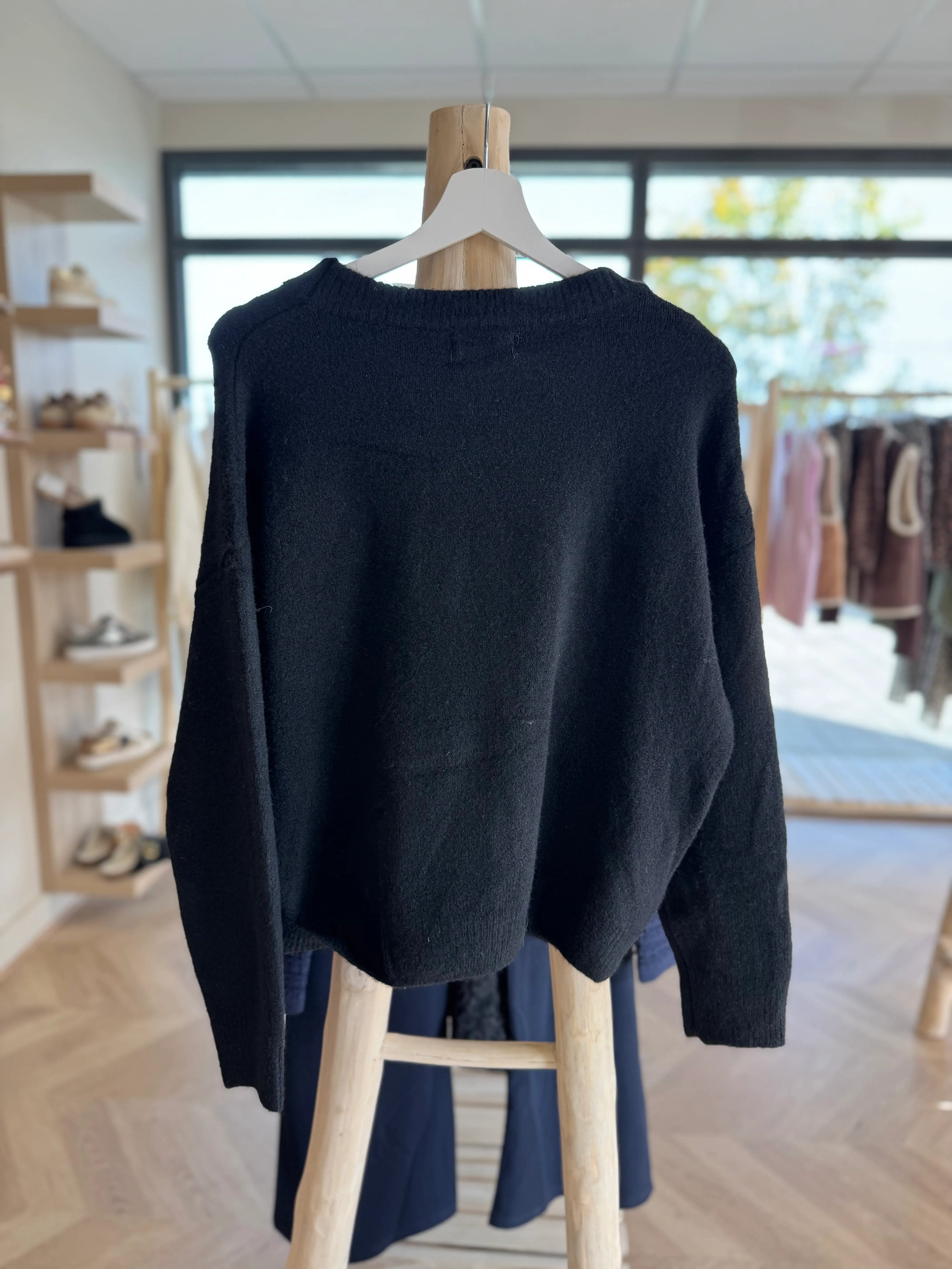 Pull noir "M" brodé