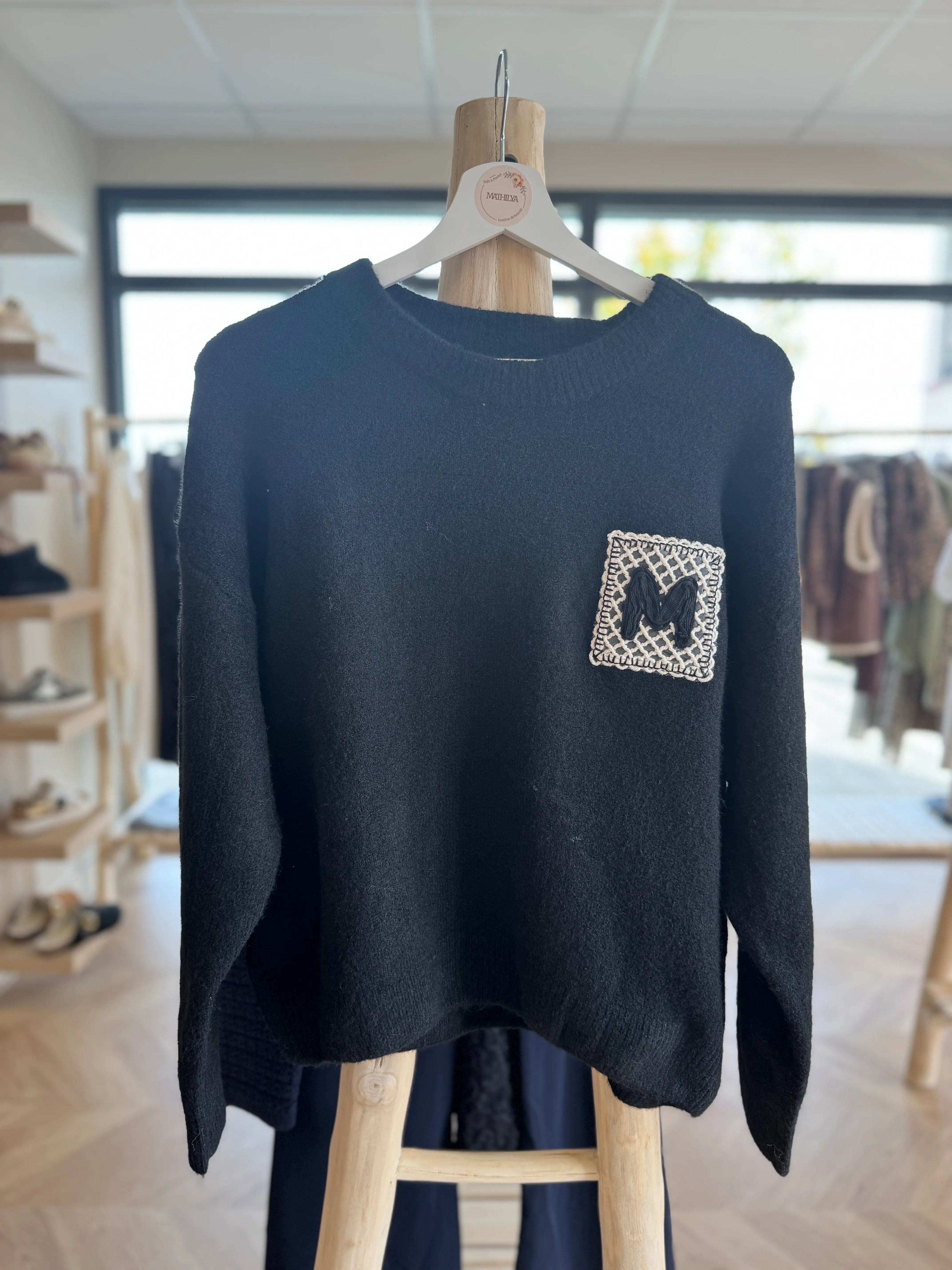 Pull noir "M" brodé
