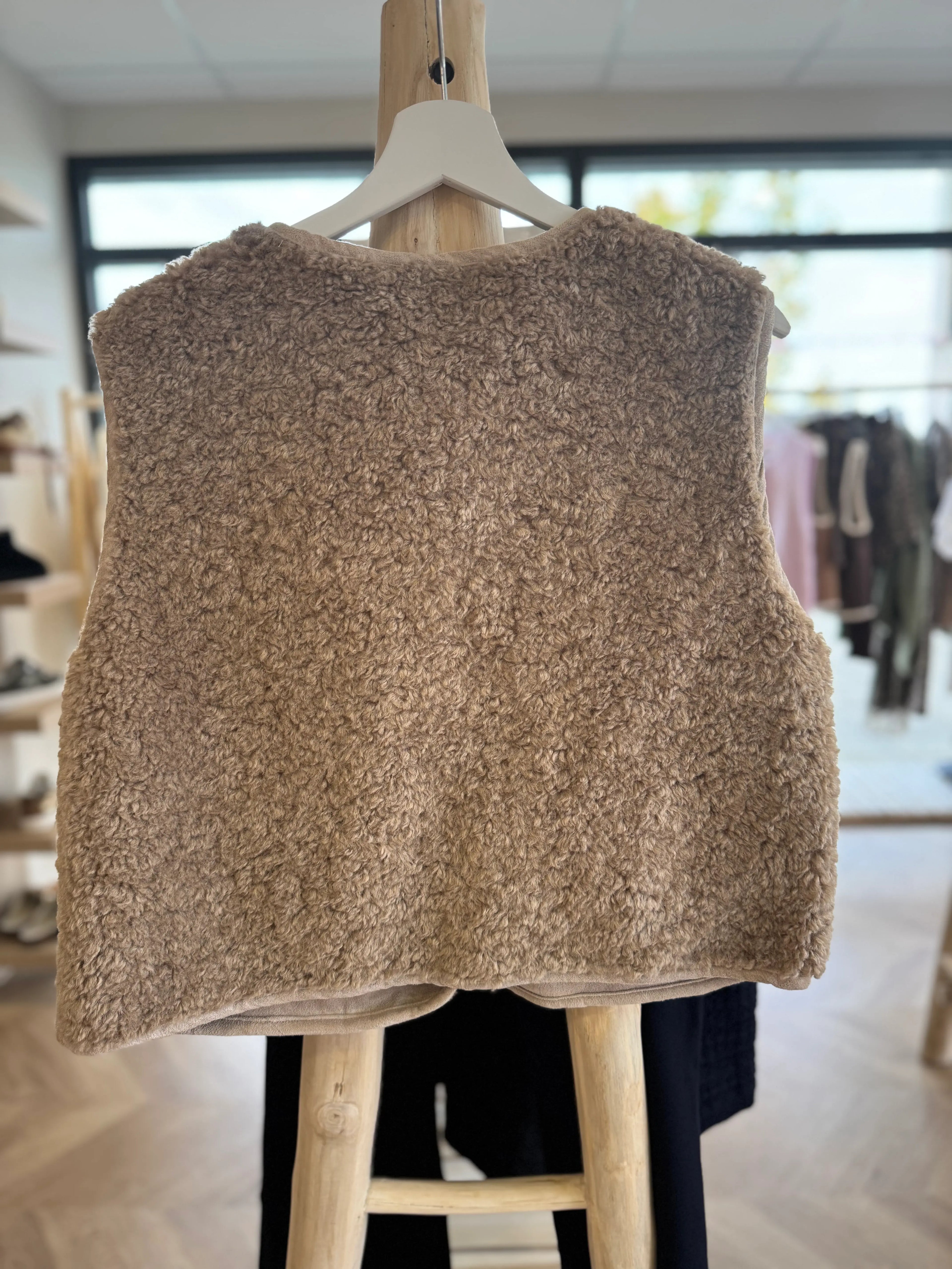 Gilet en moumoute beige camel