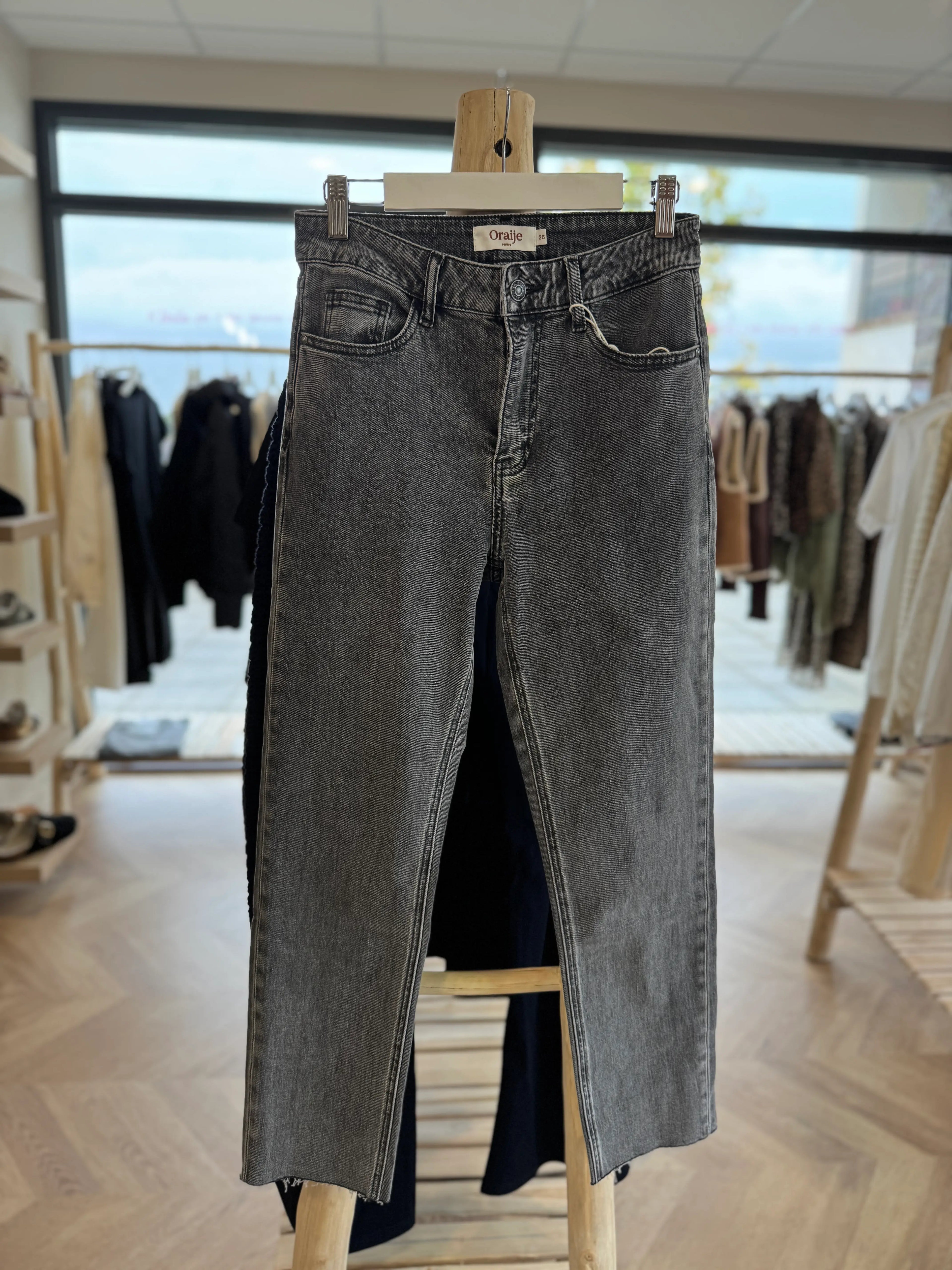 Jean Maryline gris Oraije