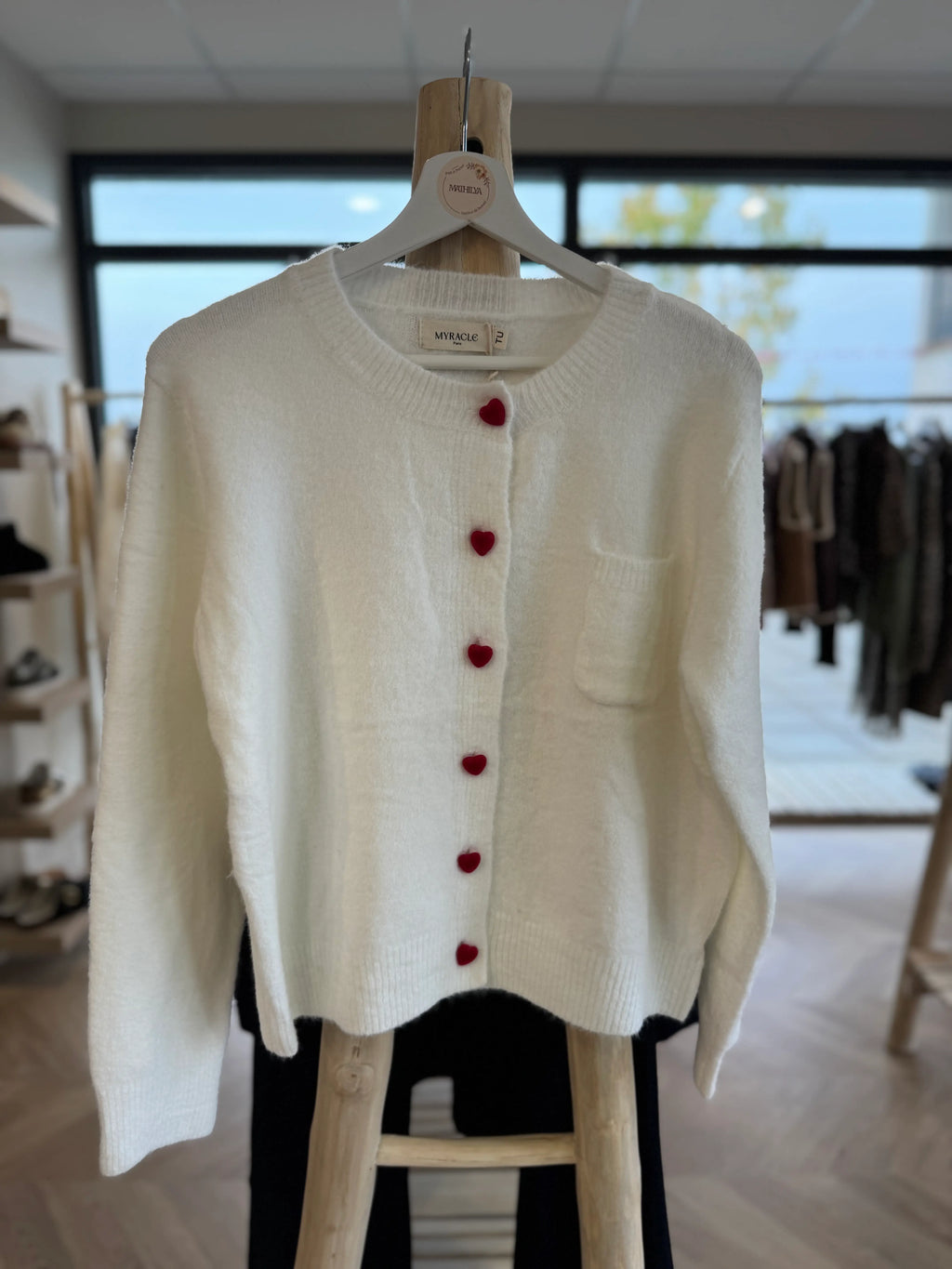 Gilet blanc à coeurs rouges