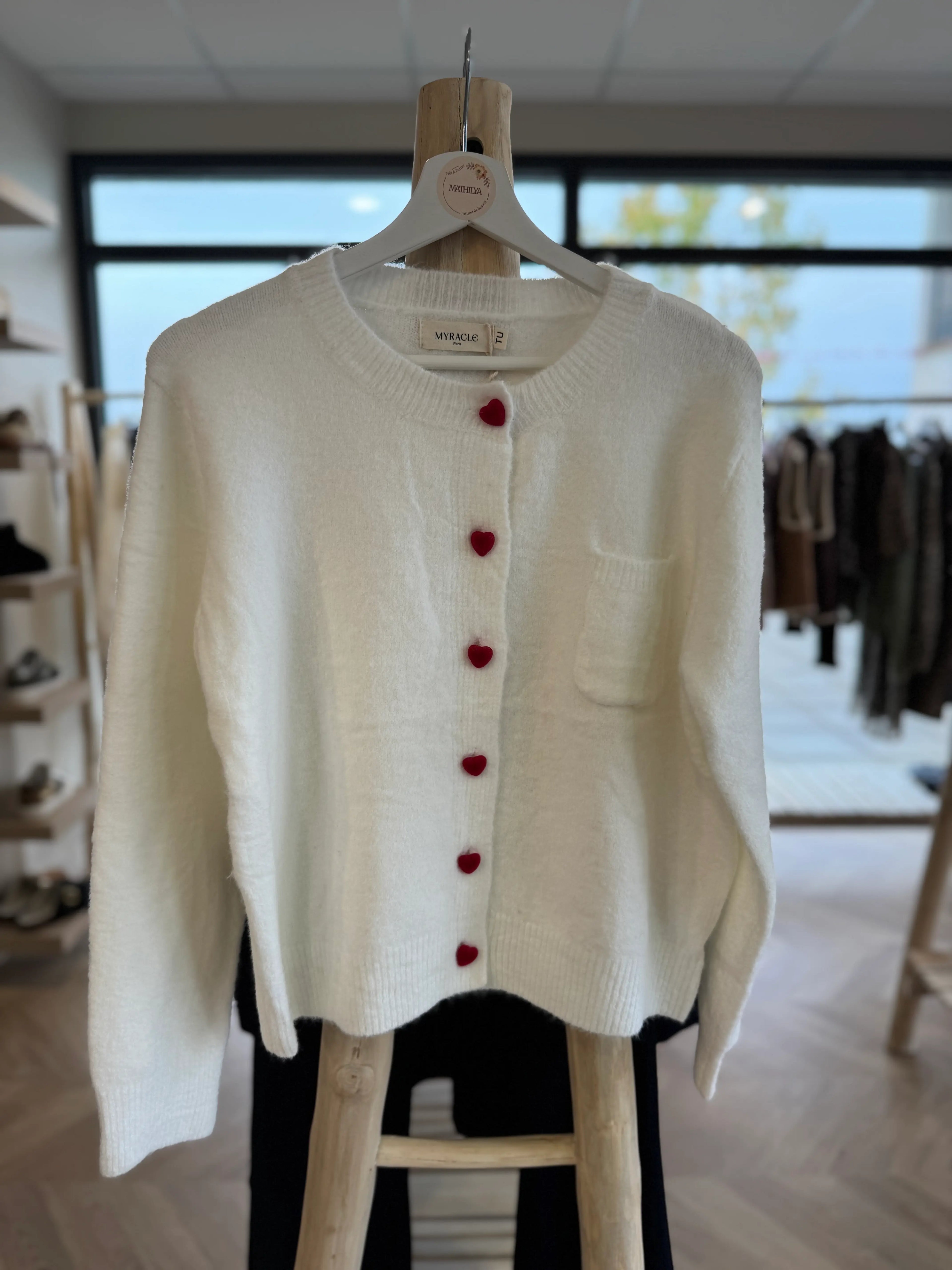 Gilet blanc à coeurs rouges