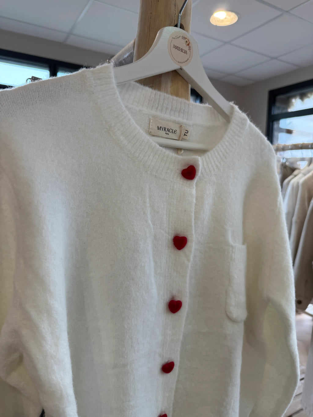 Gilet blanc à coeurs rouges