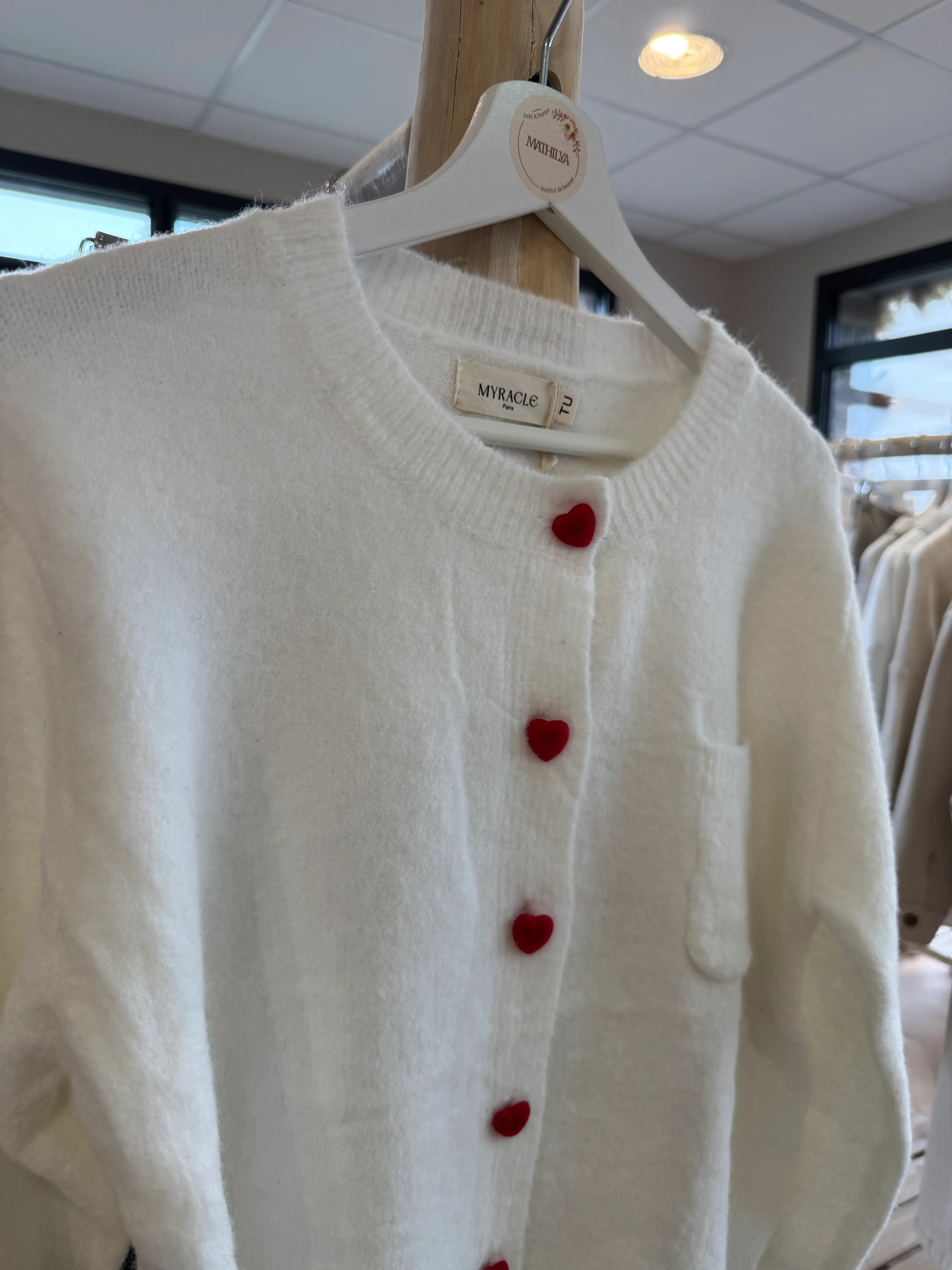 Gilet blanc à coeurs rouges