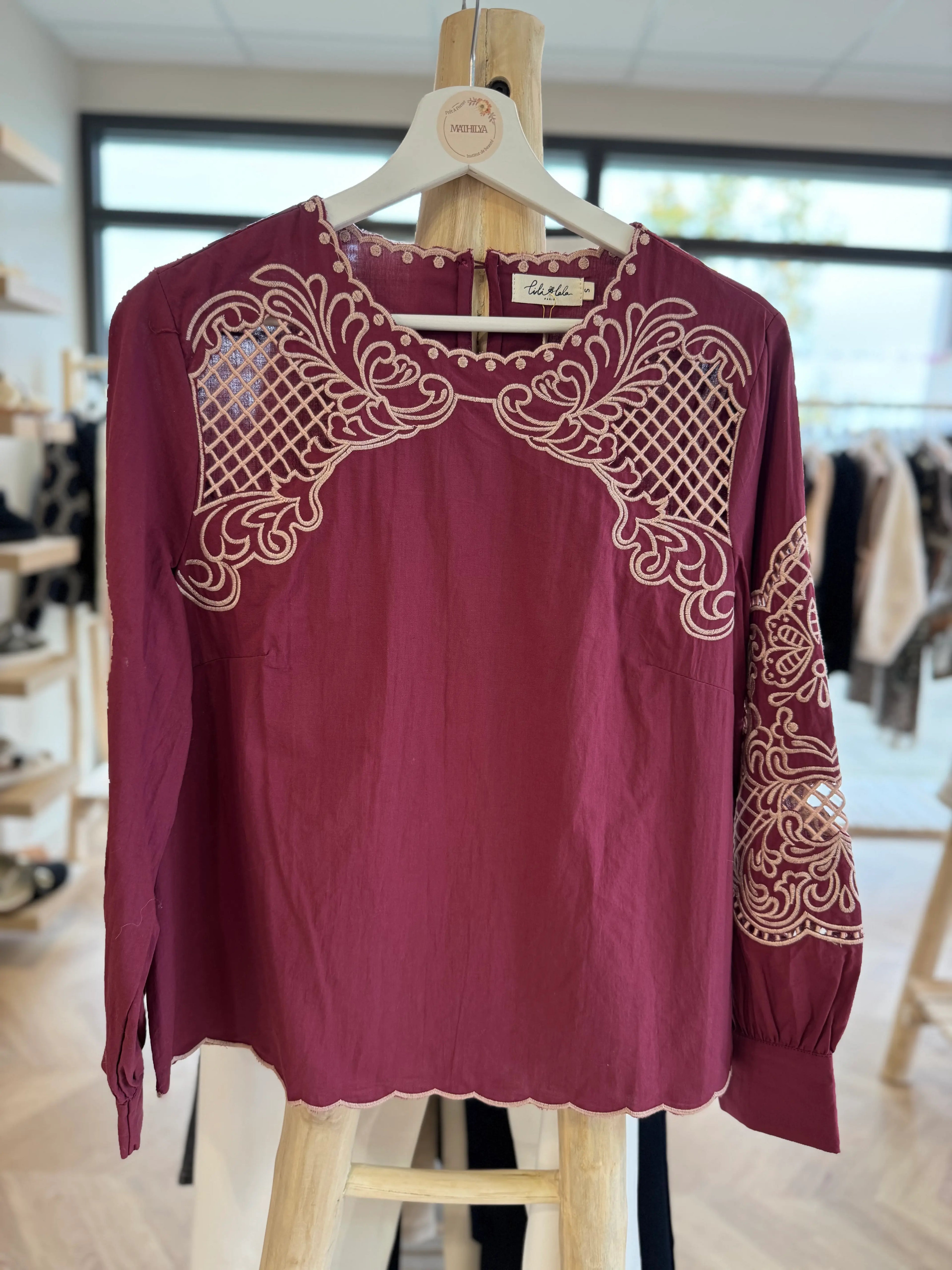 Blouse bordeaux brodée