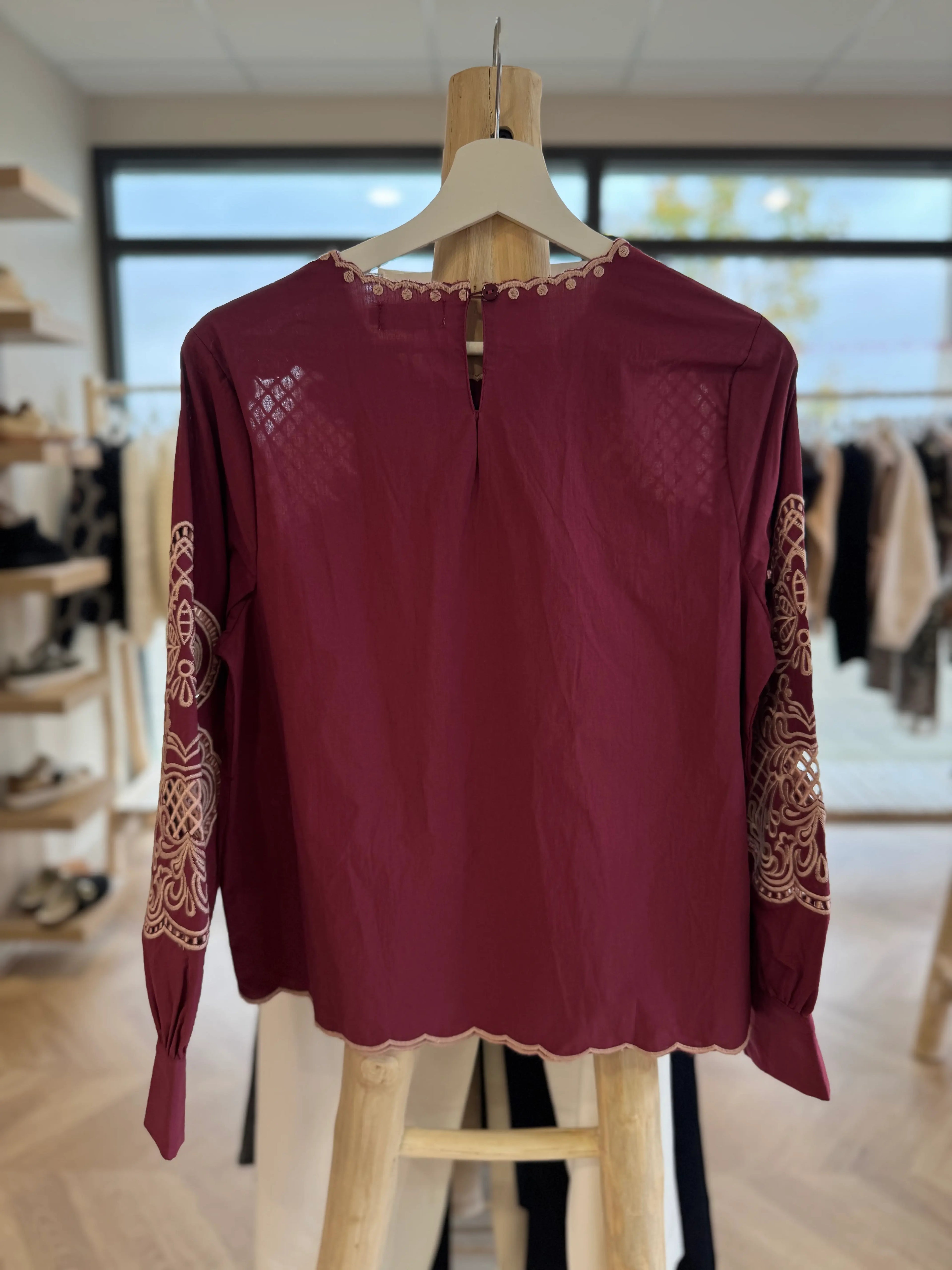 Blouse bordeaux brodée