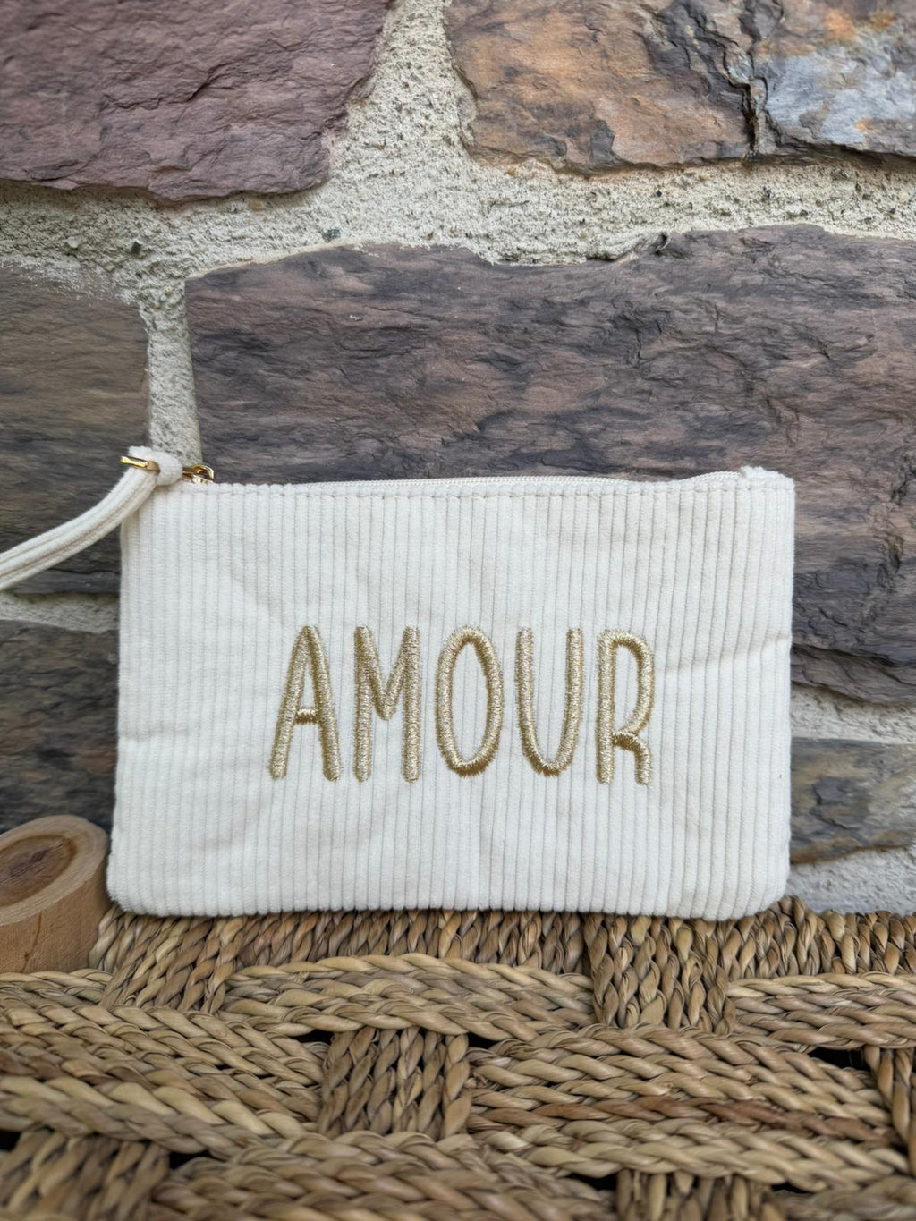 Pochette blanche côtelée avec inscription « amour »