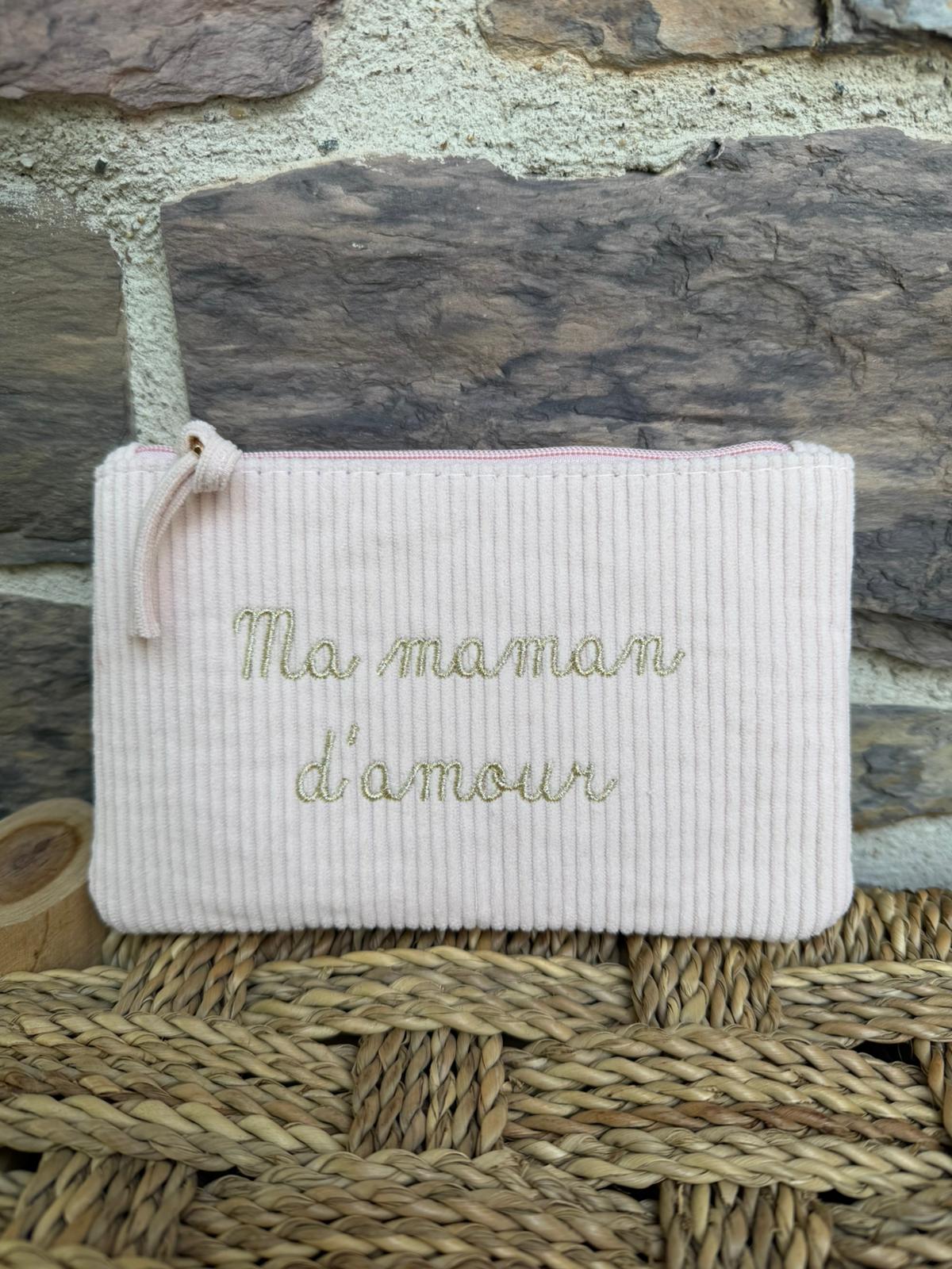 Pochette rose pâle côtelée, avec inscription «  ma maman d’amour »