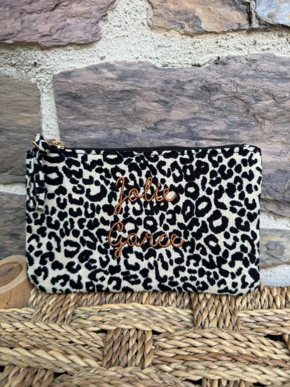 Pochette imprimé leopard avec inscription « jolie garce »