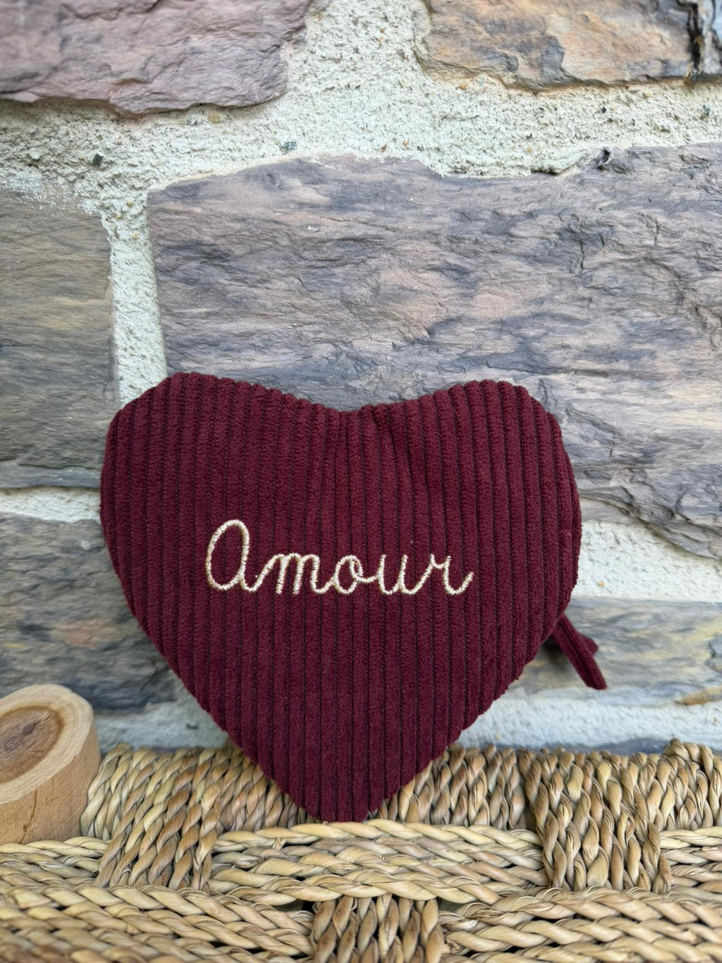 Pochette en forme de cœur, côtelée avec inscription «  amour »