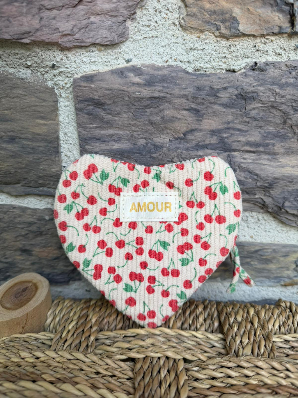 Pochette en forme de cœur, côtelée, avec motifs cerises et inscription «  amour »