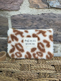 Pochette effet doux moumoute avec inscription «  bref, on a qu’une vie »