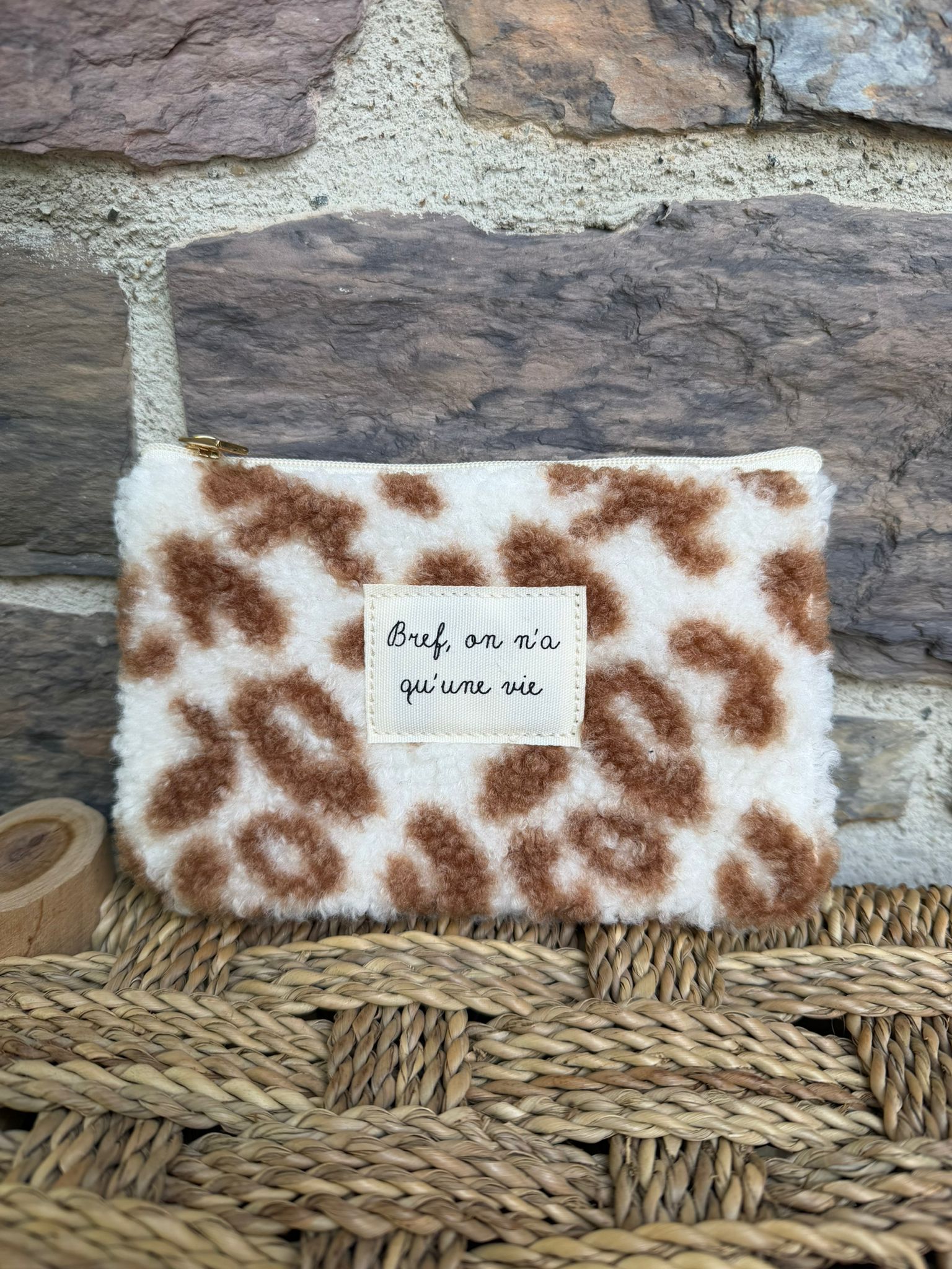 Pochette effet doux moumoute avec inscription «  bref, on a qu’une vie »