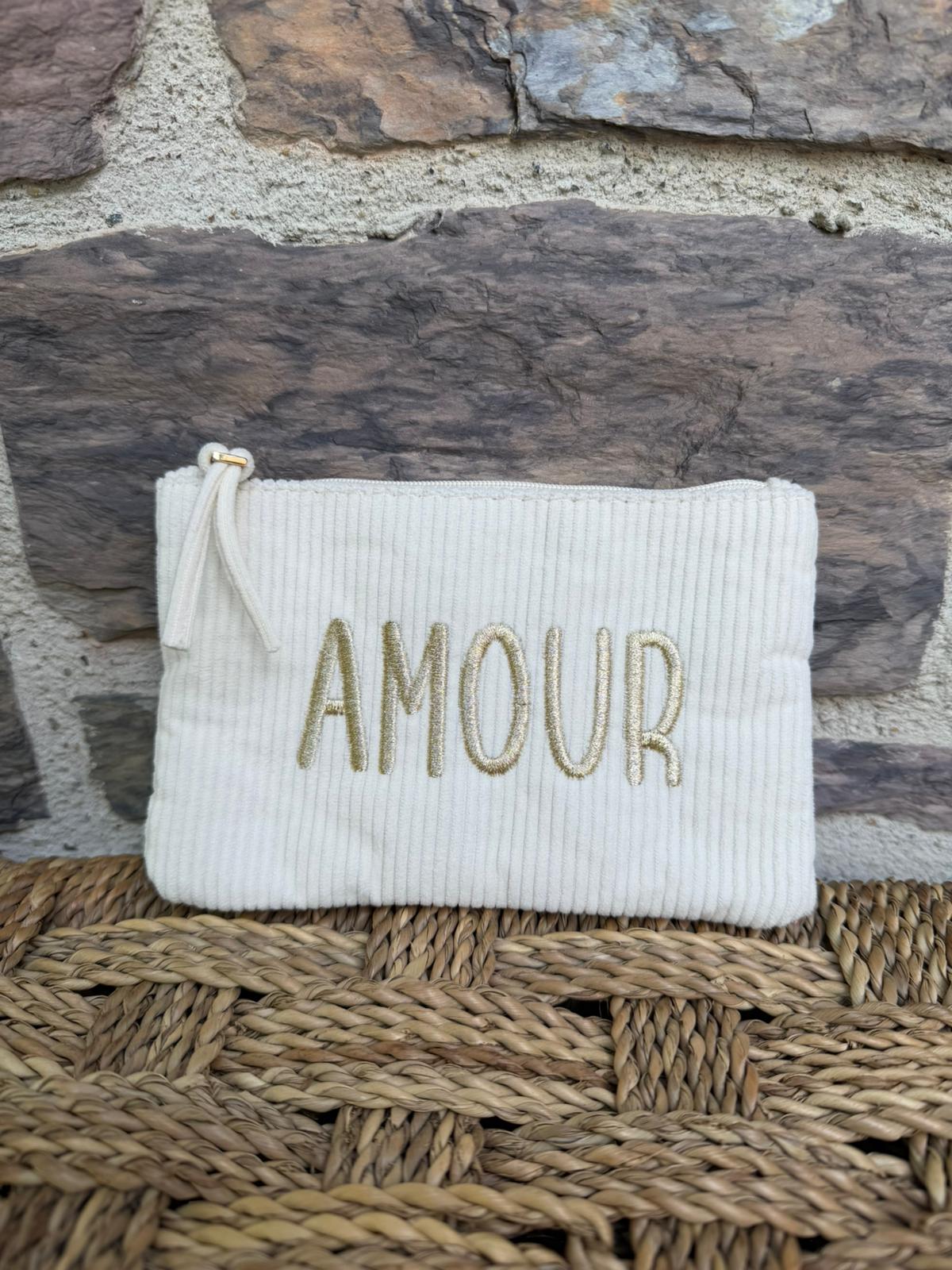 Pochette côtelée blanche avec inscription «  amour »