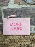 Pochette côtelée rose, avec inscription «  more amor  »