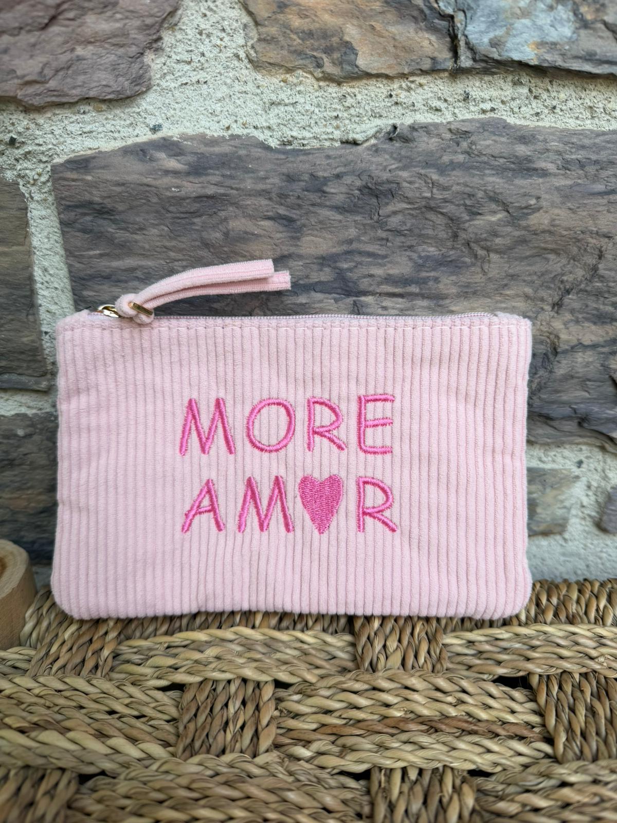 Pochette côtelée rose, avec inscription «  more amor  »