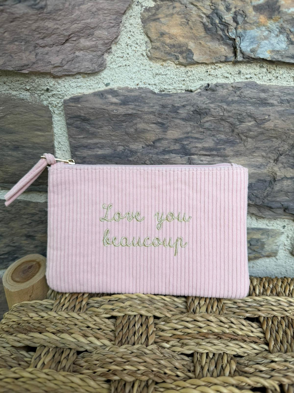 Pochette côtelée rose avec inscription «  love you beaucoup »