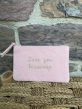 Pochette côtelée rose avec inscription «  love you beaucoup »