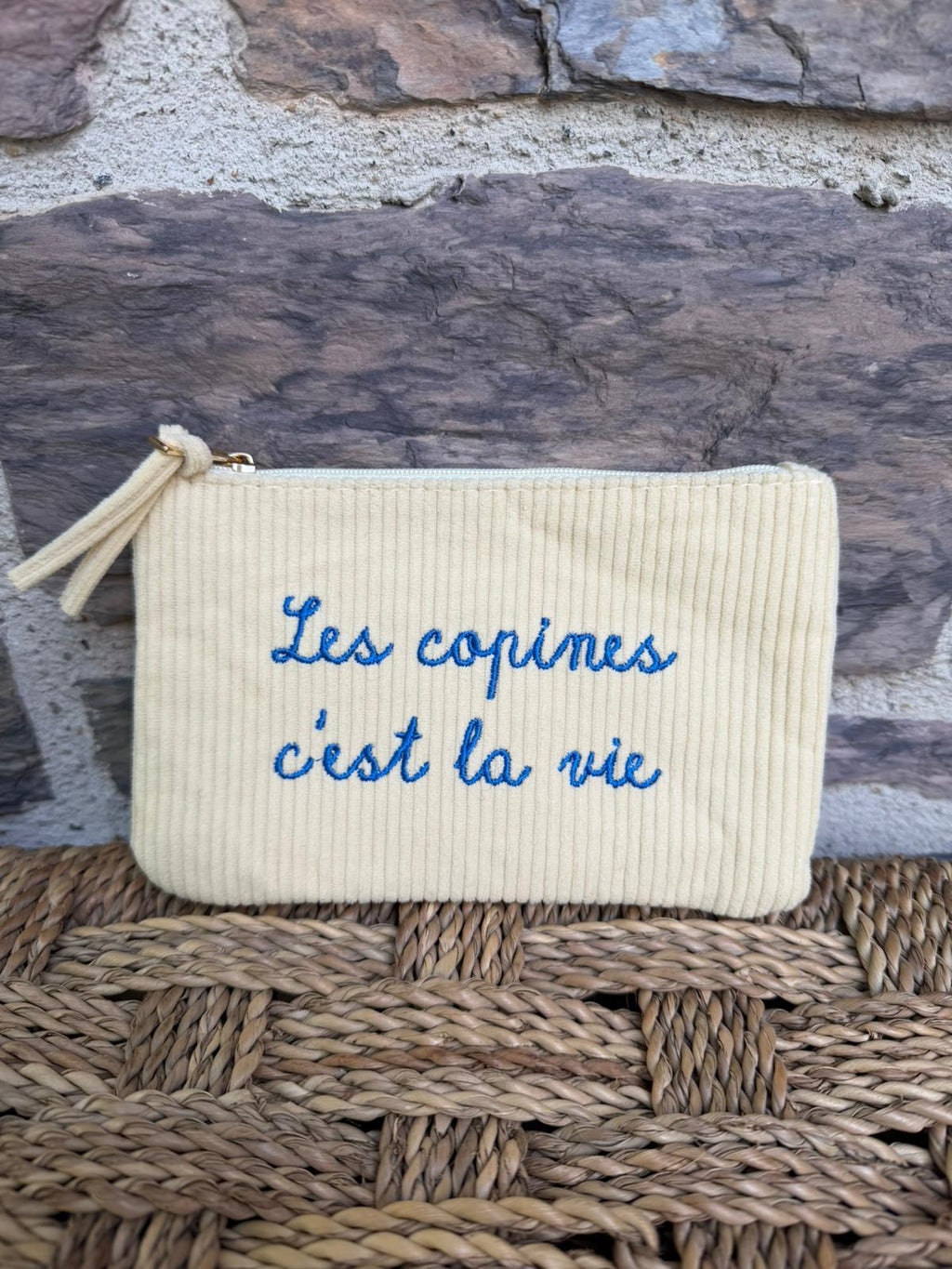 Pochette côtelée jaune pâle avec inscription «  les copines c’est la vie »