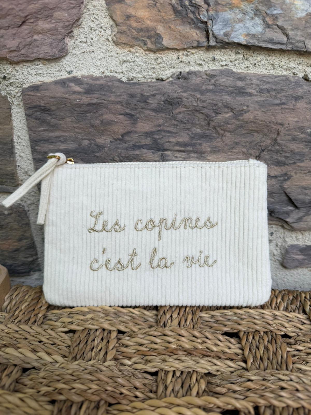 Pochette côtelée blanche, avec inscription « les copines c’est la vie »