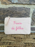 Pochette côtelée rose pâle, avec inscription « trucs de filles »