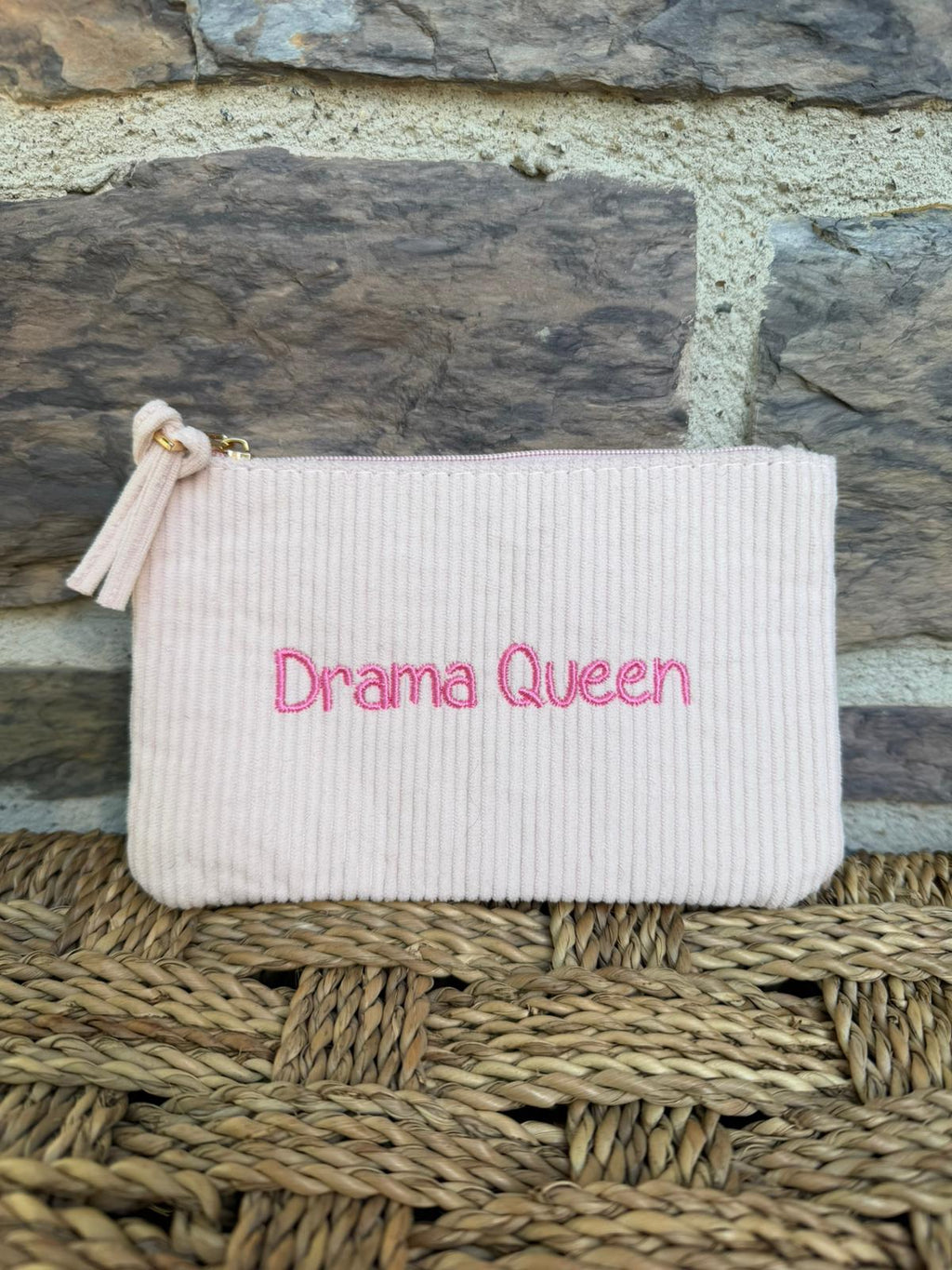 Pochette côtelée rose pâle avec inscription «  drama queen »