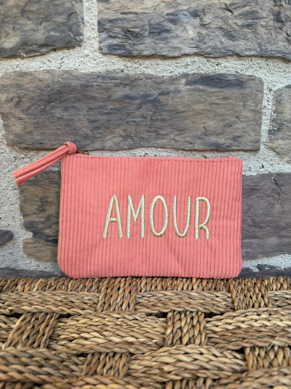 Pochette côtelée corail, avec inscription « amour »