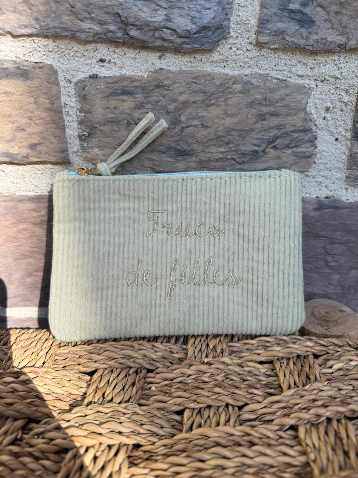 Pochette côtelée vert d’eau avec inscription «  trucs de filles »