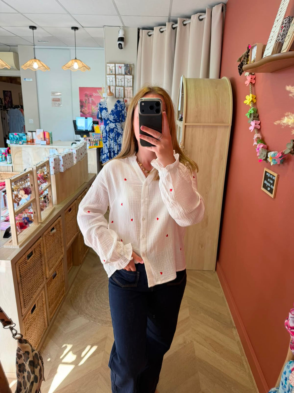 Chemise en gaze de coton, avec motifs cœurs rouges devant