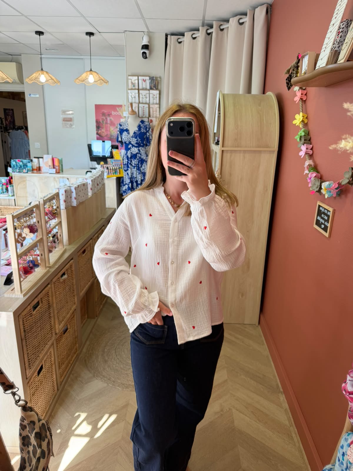 Chemise en gaze de coton, avec motifs cœurs rouges devant
