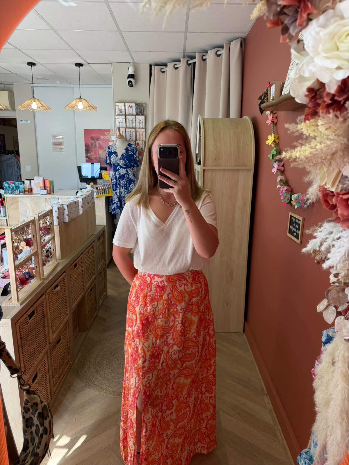 Jupe longue avec motifs rose / orange avec fente au niveau de la jambe