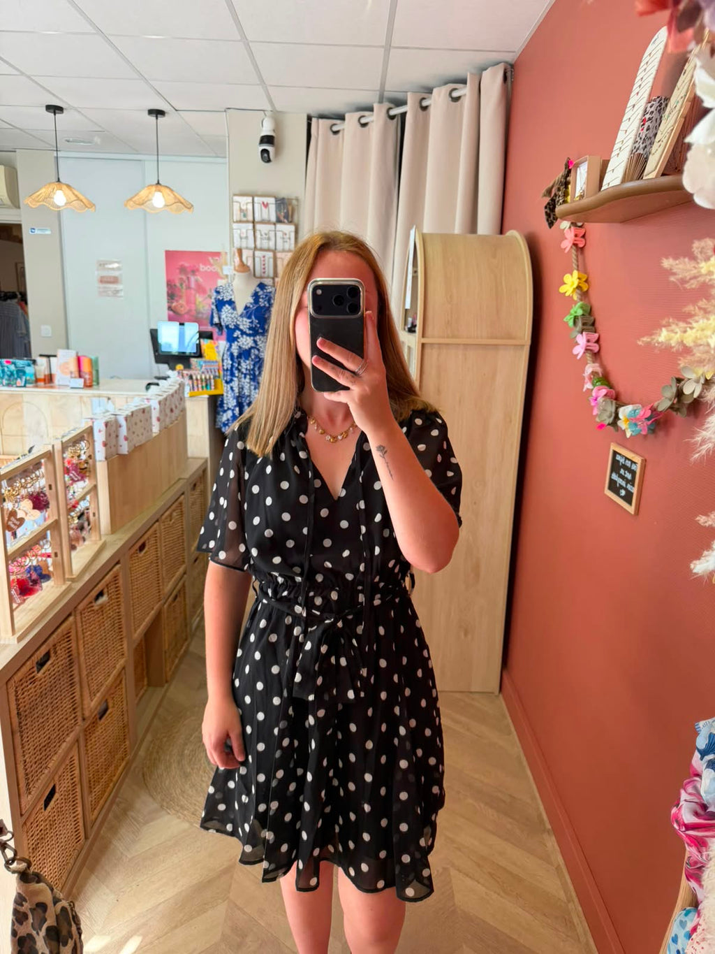 Robe fluide à pois blancs
