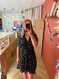 Robe fluide à pois blancs