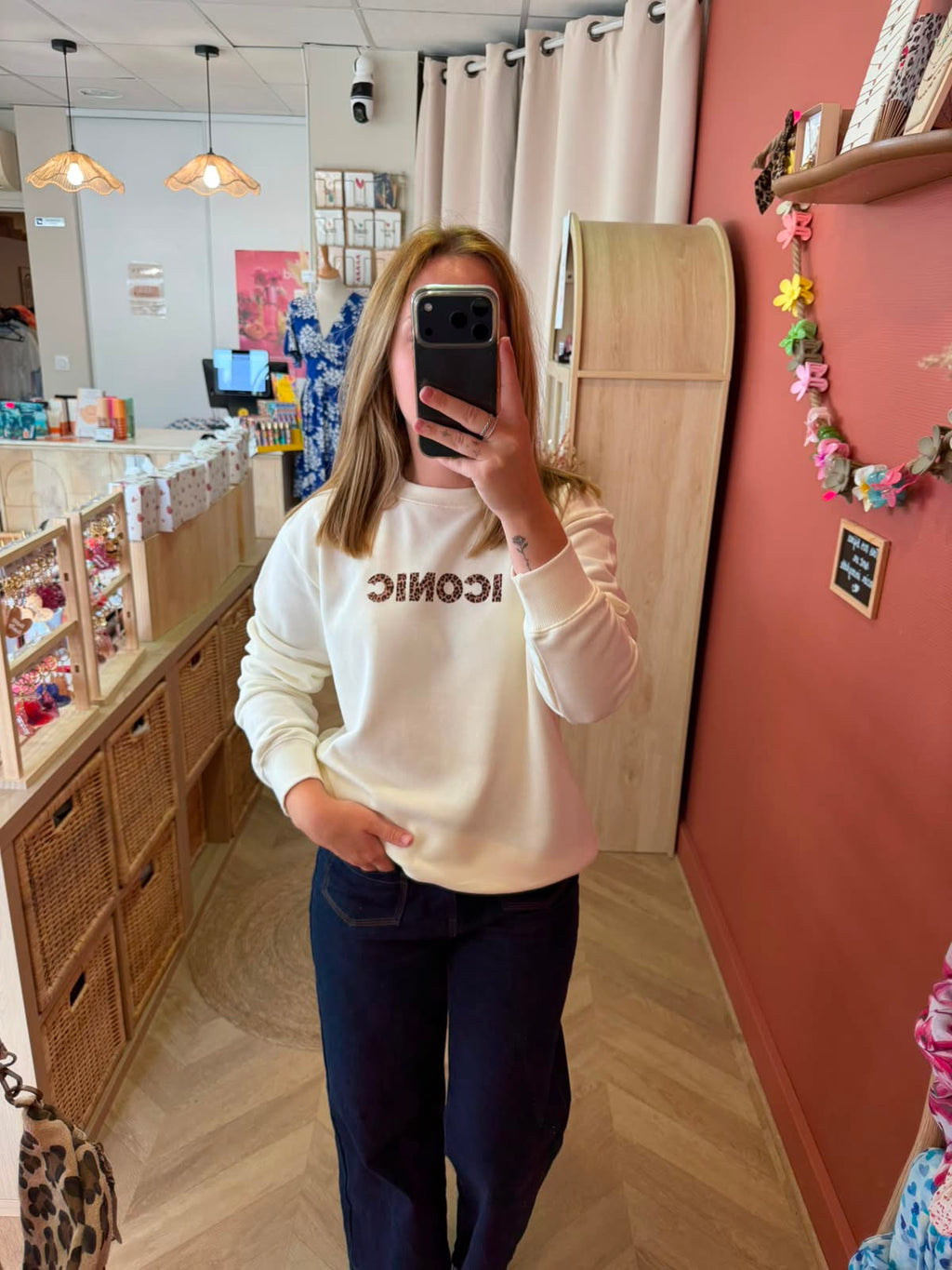 Pull blanc ICONIC, avec écriture léopard